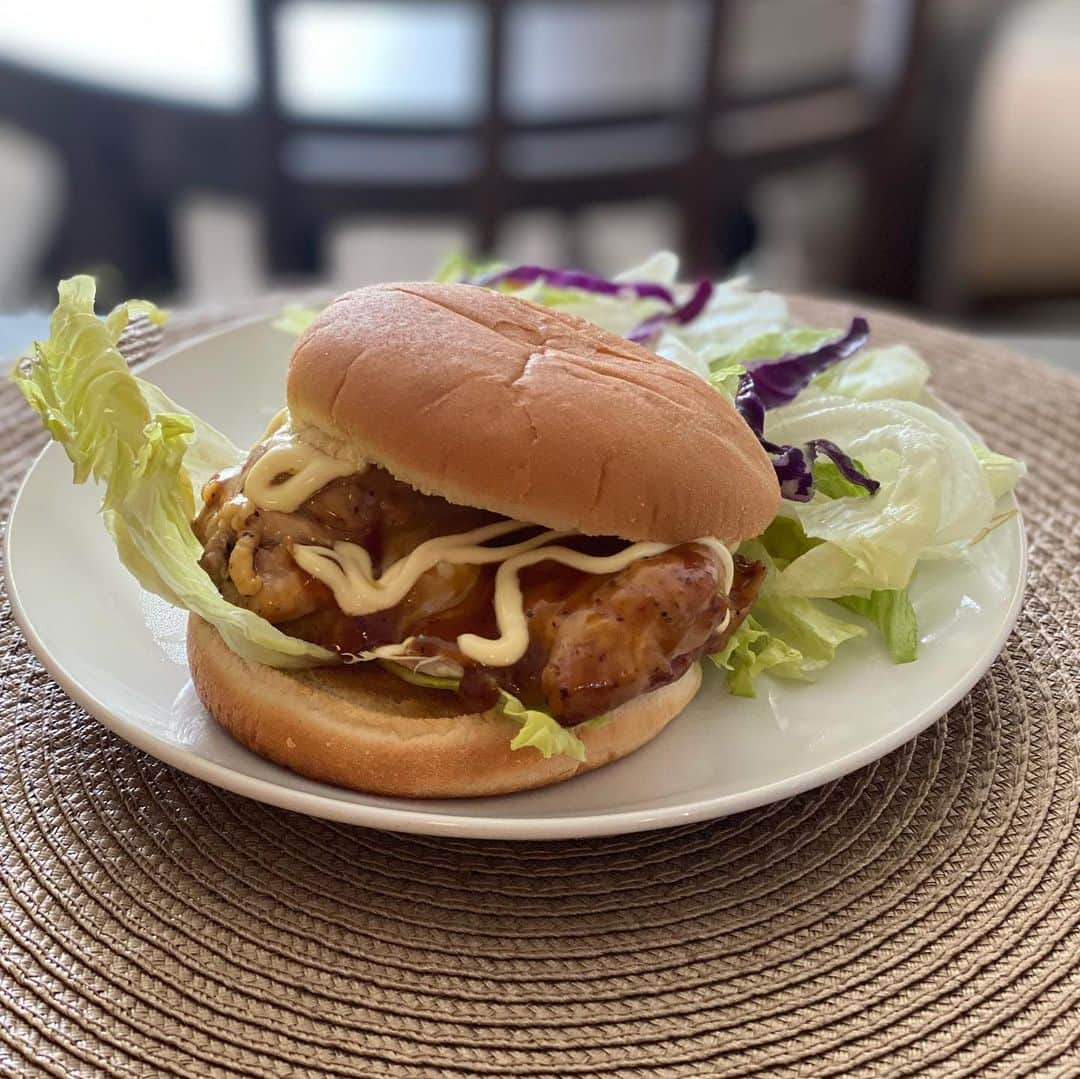 山口俊さんのインスタグラム写真 - (山口俊Instagram)「昼は照り焼きチキンバーガー 夜はサーモン、エビとインゲンのガーリックバター炒め！ バーガーも手作り🍔 🤗 #クッキングパパ #男飯」3月21日 9時40分 - shun.yamaguchi_official