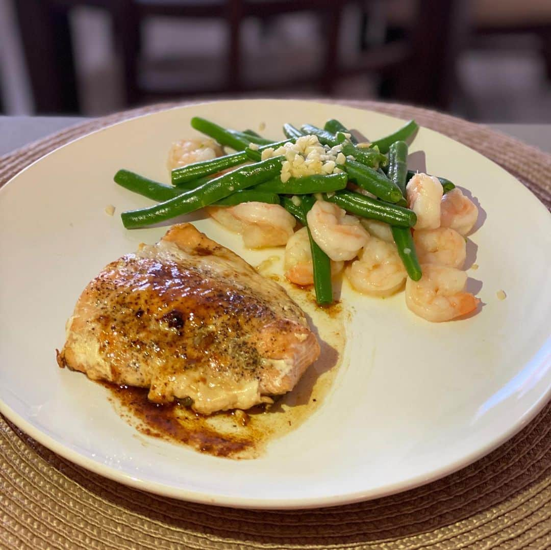 山口俊さんのインスタグラム写真 - (山口俊Instagram)「昼は照り焼きチキンバーガー 夜はサーモン、エビとインゲンのガーリックバター炒め！ バーガーも手作り🍔 🤗 #クッキングパパ #男飯」3月21日 9時40分 - shun.yamaguchi_official