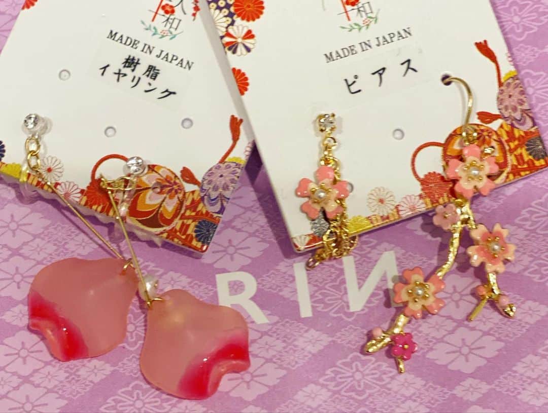 葵ゆりかさんのインスタグラム写真 - (葵ゆりかInstagram)「桜の季節に桜のピアス🌸❤️ ３月２０日に渋谷109の1階に可愛いピアスがたくさん売っている『凛』というお店がオープンしたよ☺️ このお店は楽天で4年連続で、ショップオブザイヤーを獲得しているボディピアス店です。通常のピアスもありますが、ヘソや舌などのピアスなども充実している日本一のピアスブランドです。サージカルなのでアレルギーの方も身につけることができます。 行ってみてね♡  凛　渋谷109店 〒150-0043　東京都渋谷区道玄坂2-29-1　「SHIBUYA109」１階 　11：00～20：30  #ピアス  #凛  #ｒｉｎ  #１０９ #ｓｈｉｂｕｙａ１０９  #３月２０日 #オープン #開店  #ＰＲ @rinrin_net」3月21日 9時47分 - yuriyuricchi