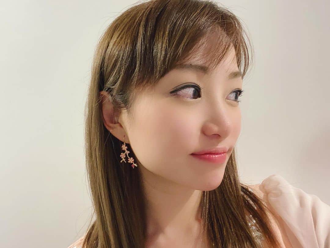 葵ゆりかのインスタグラム：「桜の季節に桜のピアス🌸❤️ ３月２０日に渋谷109の1階に可愛いピアスがたくさん売っている『凛』というお店がオープンしたよ☺️ このお店は楽天で4年連続で、ショップオブザイヤーを獲得しているボディピアス店です。通常のピアスもありますが、ヘソや舌などのピアスなども充実している日本一のピアスブランドです。サージカルなのでアレルギーの方も身につけることができます。 行ってみてね♡  凛　渋谷109店 〒150-0043　東京都渋谷区道玄坂2-29-1　「SHIBUYA109」１階 　11：00～20：30  #ピアス  #凛  #ｒｉｎ  #１０９ #ｓｈｉｂｕｙａ１０９  #３月２０日 #オープン #開店  #ＰＲ @rinrin_net」