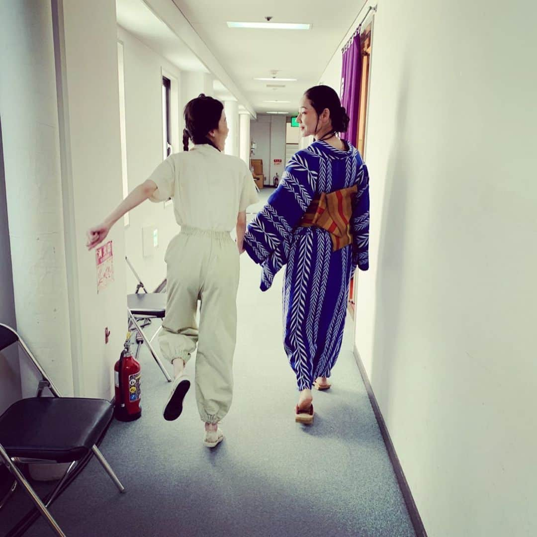 吉田羊さんのインスタグラム写真 - (吉田羊Instagram)「おはようございます。  今夜7:00からは、 WOWOWステージにて 舞台「風博士」。 終戦間近のどこかの大陸で 懸命に生き抜いた人たちを 温かな眼差しで描いた、 ちょっと不思議で 笑と涙入り混じる命の物語。  観た方も観逃した方も、 ぜひ、ご覧ください。  #WOWOWステージ #風博士 #サチコと鶯  The stage performed late last year will be aired on WOWOW tonight. The end of the war, people lived hard every day. This is a story of their life drawn gently with laughter and tears.Don't miss it!」3月21日 9時47分 - yoshidayoh_official