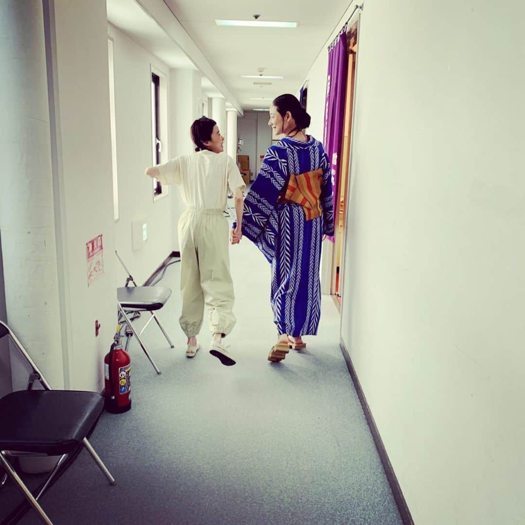 吉田羊さんのインスタグラム写真 - (吉田羊Instagram)「おはようございます。  今夜7:00からは、 WOWOWステージにて 舞台「風博士」。 終戦間近のどこかの大陸で 懸命に生き抜いた人たちを 温かな眼差しで描いた、 ちょっと不思議で 笑と涙入り混じる命の物語。  観た方も観逃した方も、 ぜひ、ご覧ください。  #WOWOWステージ #風博士 #サチコと鶯  The stage performed late last year will be aired on WOWOW tonight. The end of the war, people lived hard every day. This is a story of their life drawn gently with laughter and tears.Don't miss it!」3月21日 9時47分 - yoshidayoh_official