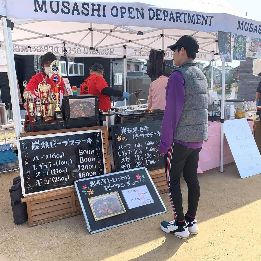 EINSHOP／アインショップさんのインスタグラム写真 - (EINSHOP／アインショップInstagram)「【朝市／平荘町ムサシ駐車場】３月21日（土）９時から15時 朝市はじまりました！ 　おはようございます。カドちゃんです☺️ 清々しい朝です✨ 朝市は元気にはじまりました。出店者さんも準備万端です。お客様も早速きてくださっています。美味しいものを沢山たべて、みんなで楽しい事をして、今日一日生きてて良かった〜をめいっぱい体感しましょう❗️ 平荘町朝市は、風通しのよい屋外で、新型コロナウィルス対策を万全にしてスタッフ・出店者さんともにお待ちしています。 ・開催日　3月21日（土）9:00－15:00 ・場　所　ムサシ物流センター駐車場（第二） 〒675-1232兵庫県加古川市平荘町里414-1／ごはんや平荘の里隣 ※駐車場に限りがございます。公共交通機関やお車の乗り合わせなどご協力をお願いいたします。  ーーーーーーーーーーーーーーー 朝市は株式会社ムサシ www.634634.jpが運営しています。 ーーーーーーーーーーーーーーー  #加古川カフェ #foodmarket #マーケット #フードマーケット #オリジナル #青果 #採れたて #暮らし #アウトドア #イベント #コーヒー豆 #オープンデパート#coffee #オープンデパート朝市 #オープンデパート #ペットok #加古川朝市 #roomette #新鮮 #ムサシオープンデパート朝市」3月21日 10時01分 - 634asaichi