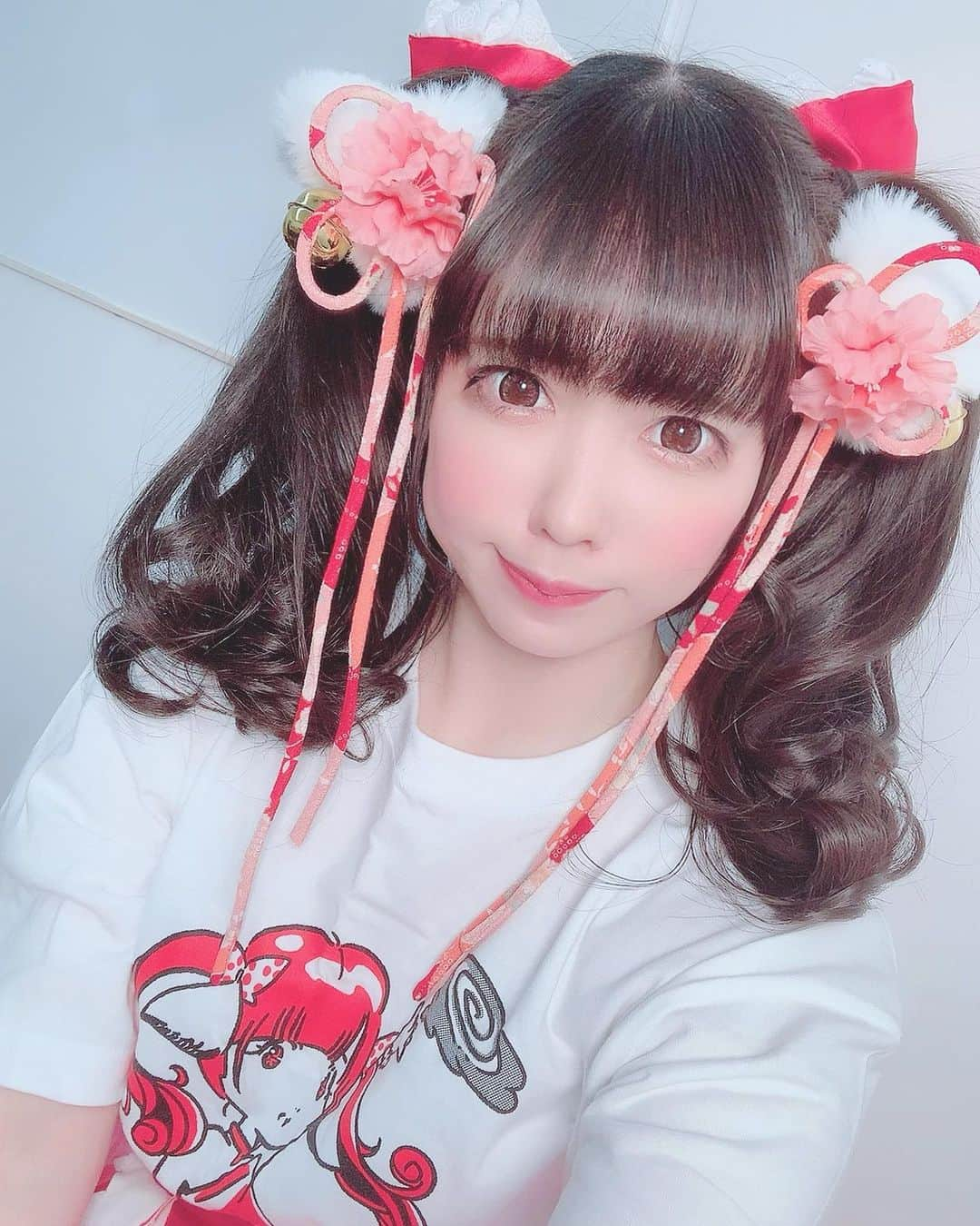 恋汐 りんごさんのインスタグラム写真 - (恋汐 りんごInstagram)「❤️ 💘 ❤️ 💘 #天地創造ツアー ツアーTシャツのビレバン屋さん限定カラー♡白♡ ♡ 21日〜対象店舗にて発売してまる♡！(Ｕ∩ 'ᴗ' ∩Ｕ) くじも引けまるよ (Ｕ⌒▽⌒Ｕ) ぜひ手に入れての♡ ♡ くわしくはTwitterにのせてまる(Ｕ∩ 'ᴗ' ∩Ｕ) #恋汐りんご #いっしょにつくろう恋汐王国  #バンもん #MAXXNAKAYOSHI #愛まどんな  #tシャツコーデ  #ヴィレッジヴァンガード  #vv #japaneseidol  #idol」3月21日 10時28分 - sioringogo