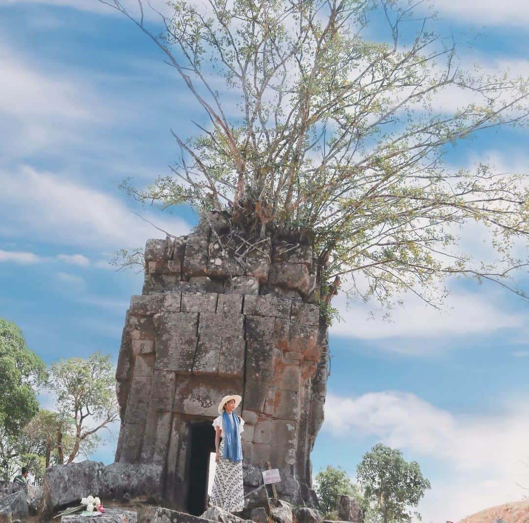 大桃美代子さんのインスタグラム写真 - (大桃美代子Instagram)「This is the Preah Vihear archeological site in Cambodia.🇬🇧 这是柬埔寨的柏威夏考古遗址。🇨🇳 이것은 캄보디아 뿌레아뷔히아 유적입니다.🇰🇷 カンボジアのプレアヴィヒア遺跡です。  タイとの国境近くにあり、  所有権を争い、遺跡は壊れたところが沢山ある。  山上からの景色は、防衛ラインに最適だったのだと思う。  山にこれだけの建物を建てる権力者。  今では夢の跡になっています。  #プレヴィビア遺跡#ラピュタ#天空の城#カンボジア#FAMTrip #Cambodia #KingdomofWonderFeeltheWarmth##カンボジア旅行 #カンボジア観光#パワースポット#遺跡」3月21日 10時40分 - miyoko_omomo