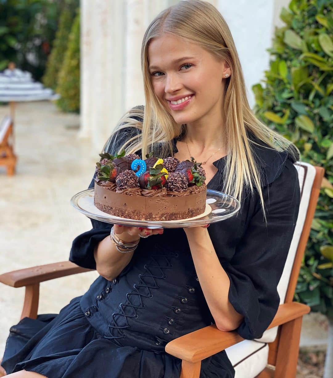 ヴィタ・シドルキナのインスタグラム：「I turned 26 and despite the fact that my b-day wasn’t the way I planed it I still had the best day ever surrounded by 2 the most important people in my life my hubby and my daughter! I also was showered with flowers and THE MOST warm, thoughtful messages from my great friends! 2020 The year when words “wish you health” in a b-day message really have a HUGE meaning! ❤️ love you all so much! Thank you for making it so special」