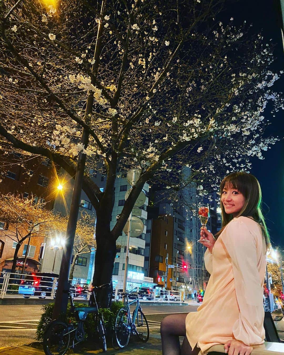 葵ゆりかのインスタグラム：「🌸と🍓シャンパン🥂 明治通り沿いでお花見しながら飲めちゃう素敵なお店🥂 期間限定cafe🌸  #🥂　#🍓　#お花見　#🌸　#広尾　#恵比寿　#cafe #bar #乾杯　#わんこok #子連れ歓迎　#ランチ」