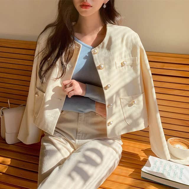 Chuuのインスタグラム：「어느 장소에서나 다 잘어울리는 코디 활용도 높은 자켓! 이거 컬러가 미쳐써효😭✨ 사람이 되게 밝아보여유!!!!!」