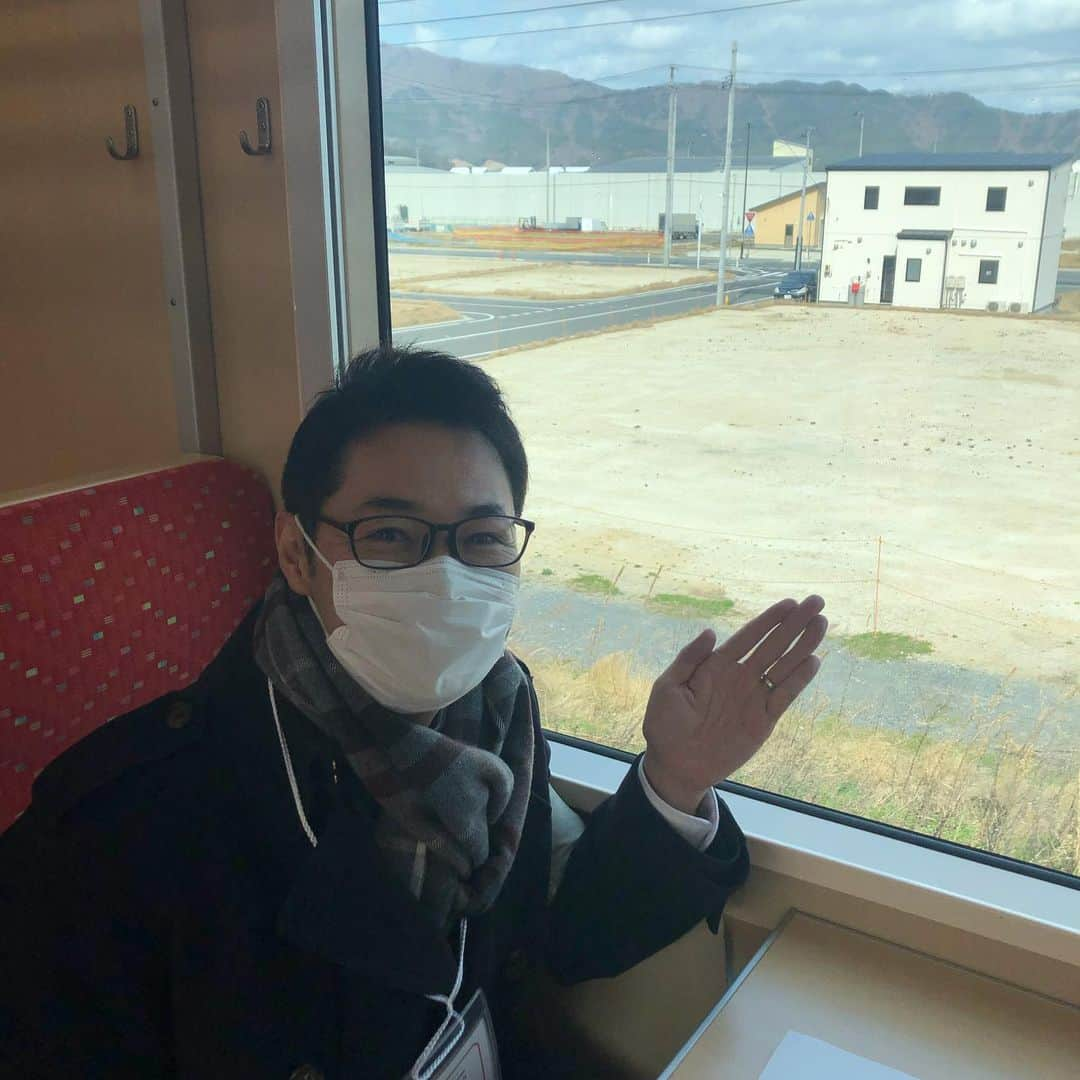 井上智晶のインスタグラム：「#三陸鉄道 の全線運転再開を 取材してきました！ 残念ながら強風で、陸中山田駅から 釜石駅までの予定が二駅分しか 走れませんでしたが、 それでも沿線沿いには たくさんの住民が旗を振って 再開を喜んでいました。  改めて#三鉄 が沿岸の人たちを 元気づける存在なんだなと ジーンときました。  震災、台風と 二度の大きな被害から 立ち上がった 三鉄からの眺めは いろんな意味で最高でした！  #めんこいテレビ #アナウンサー #井上智晶 #不屈の #三陸鉄道リアス線」