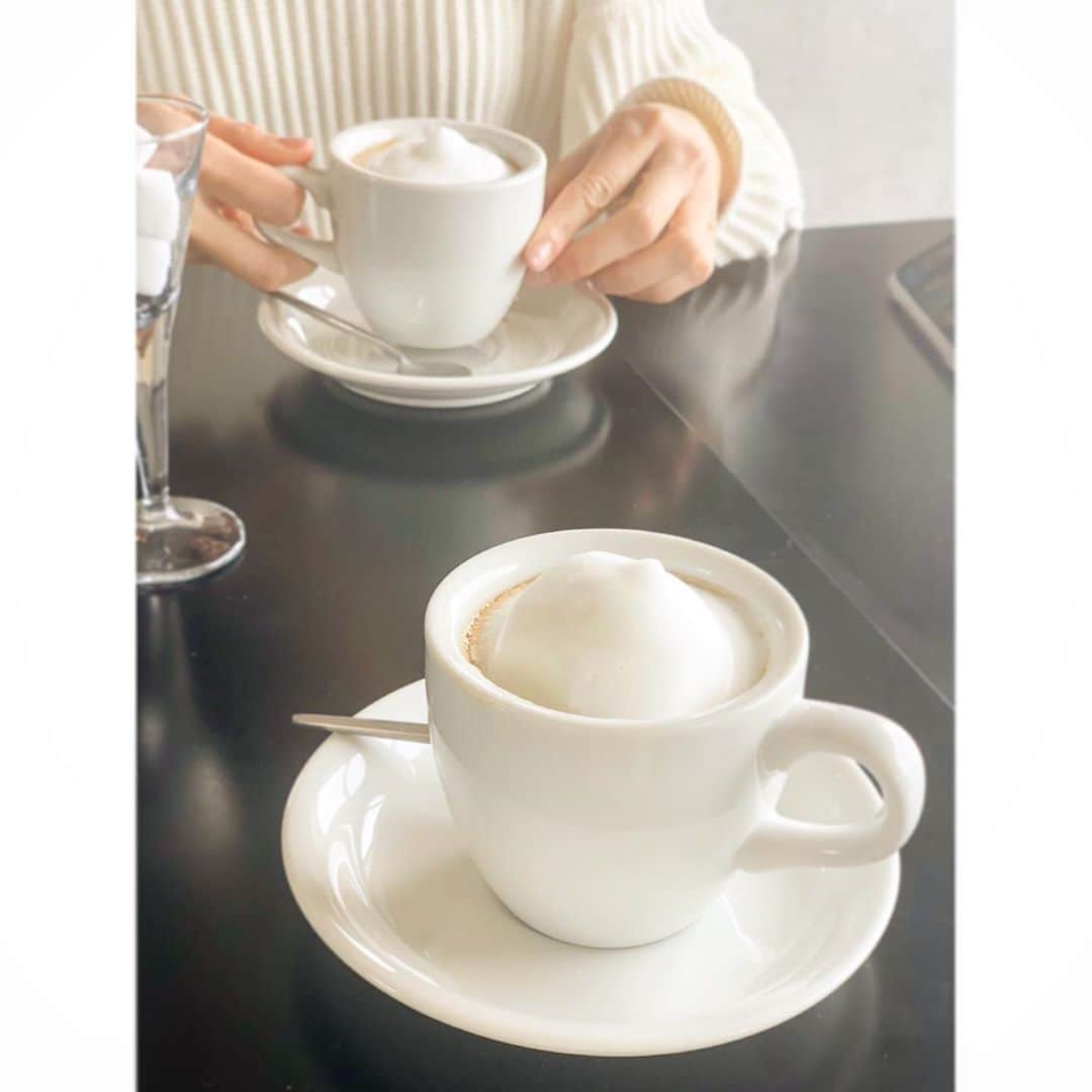 乙黒えりのインスタグラム：「ずいぶん前だけど、 湘南にある @underthepalmo.jp  で里菜とお茶☕️ ほとんど発酵と菌のマニアックな会話w #ローフード#コンブチャ#ケフィア#発酵 #ぬか漬け#料理 #家族の健康　 #映えるカフェで #若者インスタグラマーに混ざって #話してる内容は #まるでお婆ちゃんな私たち」
