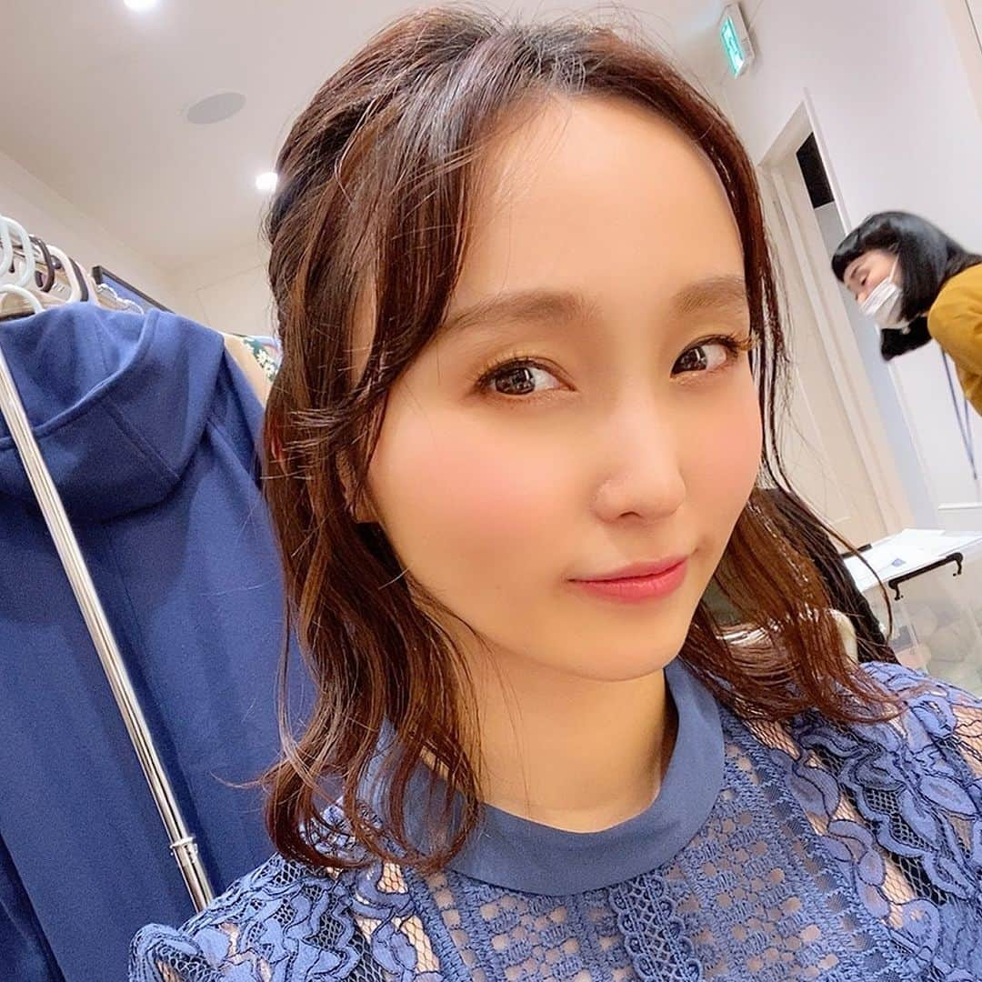 吉木りささんのインスタグラム写真 - (吉木りさInstagram)「産後の影響で髪の毛、特に前髪がどんどん減ってくるしすぐ伸びるので…💦🤱✨⠀ ⠀ 思い切って初めてセンター分けでおでこを出してみました✨😅🌿⠀ ⠀ 今までおでこ広すぎ問題で出したことがなかったので💦😂☝️⠀ ⠀ 今度ヘアサロンでもっと自然なセンター分けのヘアにしてもらえるか相談したいと思います💇‍♀️✨⠀ ⠀」3月21日 11時12分 - risayoshiki0727