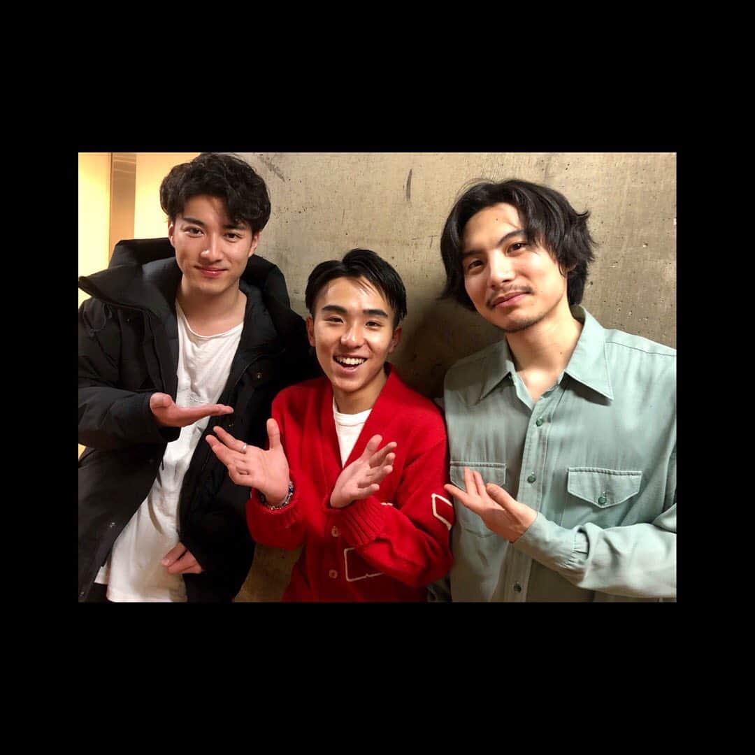 のインスタグラム：「昨日、初日を終えました。  お客様の拍手を最後に聞いた時、この為に稽古をしていたんだなぁとしみじみ思いました。昨日、足を運んで頂いた方々に感謝しています。  事務所の先輩、福山翔大君が駆けつけてくれました！秋人さんともご一緒された事があるようで三人で写真を撮りました！ ※今回の面会は特別に許可して頂きました。お客様との面会などはこのような状態のため、ご挨拶することができません。  #冬の時代  #福山翔大  #宮崎秋人  #若林時英」