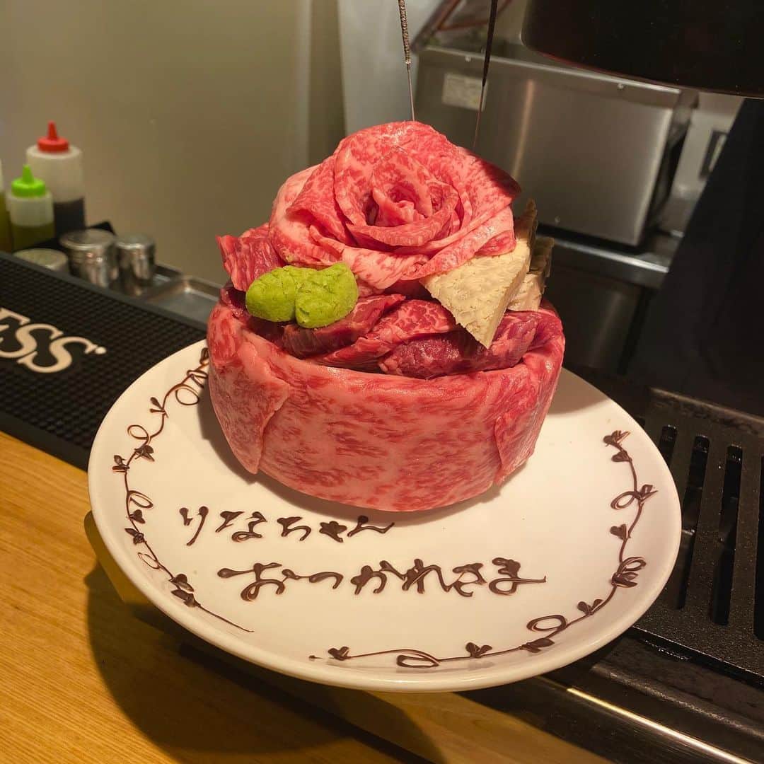 山尾梨奈さんのインスタグラム写真 - (山尾梨奈Instagram)「〻 菜々さんが焼肉連れてって下さったんですが お肉のケーキが出てきました！！！ サプライズ🥺ありがとうございます🥺😢 全部全部美味しかったです！！！. . こんな贅沢な #推しのいる生活 無いよな…」3月21日 11時14分 - yamarina_1210