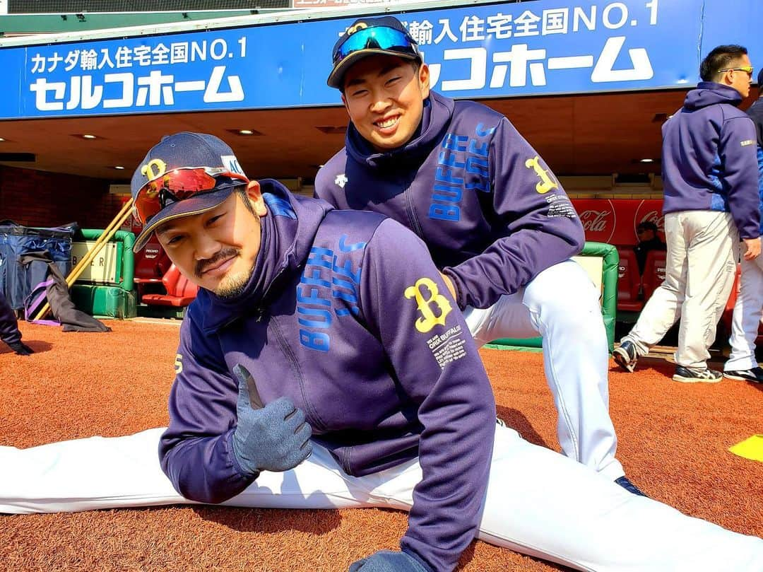 オリックス・バファローズさんのインスタグラム写真 - (オリックス・バファローズInstagram)「#Tー岡田 #勝俣翔貴 #ストレッチ #小田裕也 #山崎福也 #裕福コンビ #野球日和 #快晴 #Bs2020 #buffaloes #baseball #ORIX #プロ野球」3月21日 11時15分 - orix_buffaloes