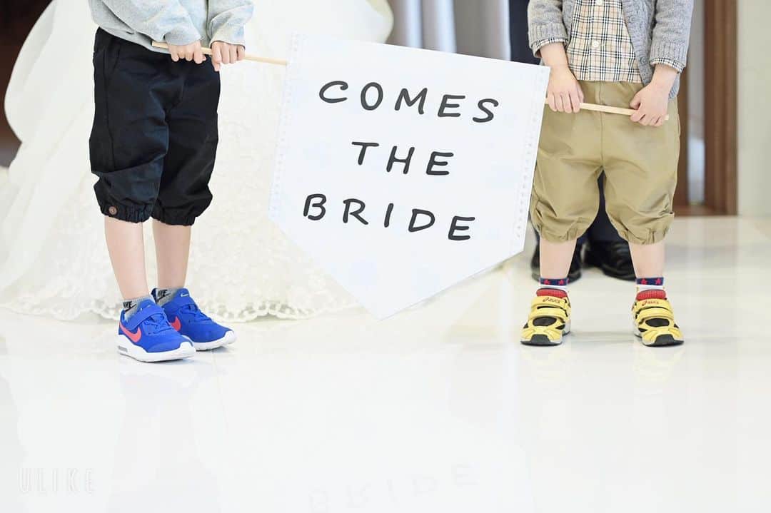 St.AQUA 東京の結婚式場 サンアクアチャペルさんのインスタグラム写真 - (St.AQUA 東京の結婚式場 サンアクアチャペルInstagram)「海の見えるチャペルで、 家族だけで誓う小さな結婚式。 . お子様ゲストに　 #フラッグボーイ として入場のお手伝いをいただきました。 . . weddig date 2020.2.24 groom&bride K&S . . #サンアクア #サンアクアチャペル #d_wedding #海の近くのウエディング #2020年春婚  #2020年夏婚 #挙式とお食事会 #船上パーティー #少人数ウエディング #ファミリーウエディング #ウエディングブーケ #会場コーディネート #家族婚 #家族挙式 #マタニティウエディング #ブライダルフェア #ウエディングドレス #ドレス試着 #結婚式場探し #式場探し #式場見学  #プレ花嫁 #2人挙式  #船上ウエディング #結婚式準備 #竹芝 #日本中のプレ花嫁さんと繋がりたい」3月21日 11時20分 - staquatakeshiba