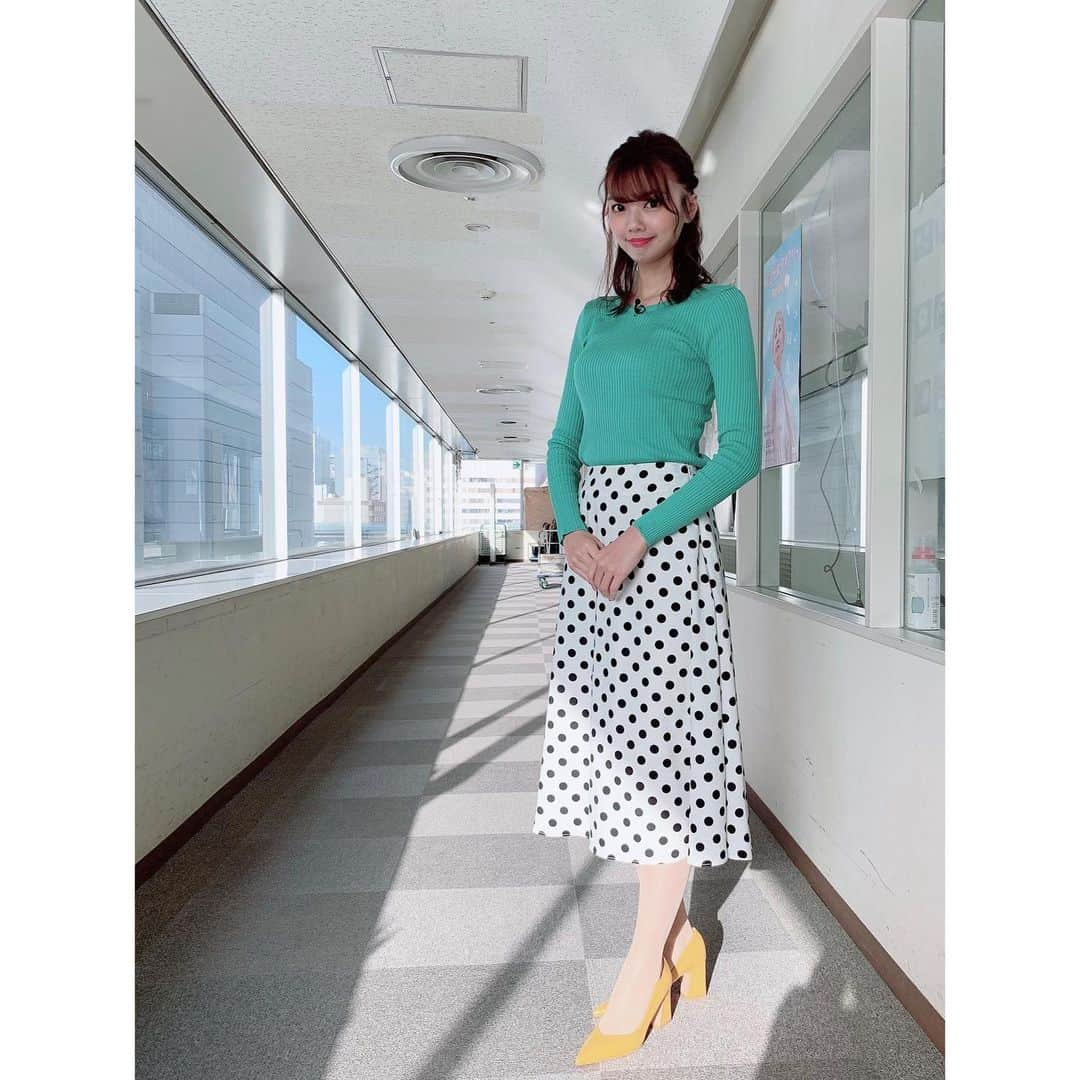 加藤里奈（カトリーナ）さんのインスタグラム写真 - (加藤里奈（カトリーナ）Instagram)「💚💚💚💚💚💚 NHK『ウイークエンド中部』 カトリーナのおもしろ検定 「もしもし検定」観て下さった方、 ありがとうございました👩🏻‍🏫 問題はいかがでしたか！？ *‬ そして！告知し忘れてストーリーに書きましたが、 NHK名古屋放送局バージョンのパプリカも いかがでしたでしょうか🤣？？ TOKYO2020応援ソングです📣 パプリカのことはまた別でも更新します！ * ‪ 衣装は、 ✔️tops @m.deux_official ✔️skirt @m.deux_official ✔️pumps @zara * エムドゥの新作かわいすぎた！！ トップスは首元にタグがないので 丸襟、ブイ襟どちらも楽しめます！！ * 私は丸を前に後ろをブイで着ました💛 カラーはグリーンの他に、 ベージュ、ブラック、イエローがあります！！ * スカートは、ホワイトとネイビーの2色✨ シルエットが綺麗😍 * 髪型は @shunsuke_takeuchi さんでした👱🏽‍♂️ ありがとうございました🙏🌼 * #NHK #衣装 #zara #アラサーコーデ #今日の服 #ヘアアレンジ #コーディネート #アナウンサー #フリーアナウンサー #資格 #資格取得 #資格勉強 ‪#大人の勉強垢 #もしもし検定 #zarawomen #大人の勉強垢さんと繋がりたい #mdeux #エムドゥ #春ニット #スカート #着回し #着回しコーデ #zarafashion #社会人 #着まわしコーデ #毎日コーデ #coordinate #ootd #オトナ女子 #お仕事コーデ」3月21日 11時38分 - rinakatoktriiina