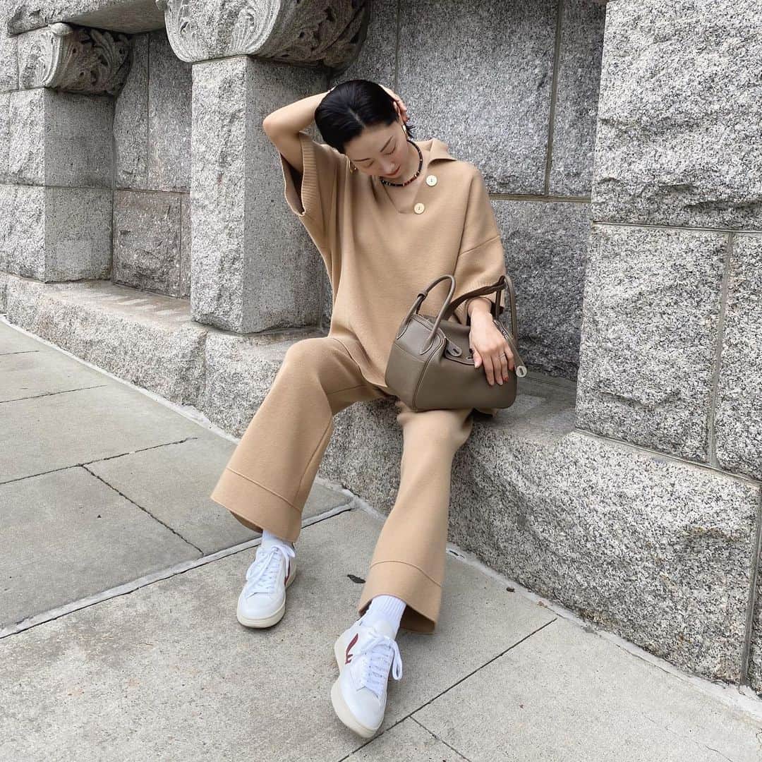 大塚良子のインスタグラム：「#someday #outfits  NYC will be "shut down" Sunday. Our mind is ready for the day. アメリカの渡航レベルが引き上げられ NYは日曜日からロックダウンに入ります。 少し前から言われてたので既に私達の心の準備は出来ているといった感じ。家にいる時間がとっても長くなったので初めてQ&Aやってみたんですがフォローしてくださってる皆さんと交流出来て楽しかった！！ 沢山の質問ありがとうございました。 リクエスト頂いたのでハイライトにまとめたよ。 是非♡  tops&pants @zara  shoes @veja  bag @hermes  #ootd #streetphotography #streetstyle  #newyork #nyc」