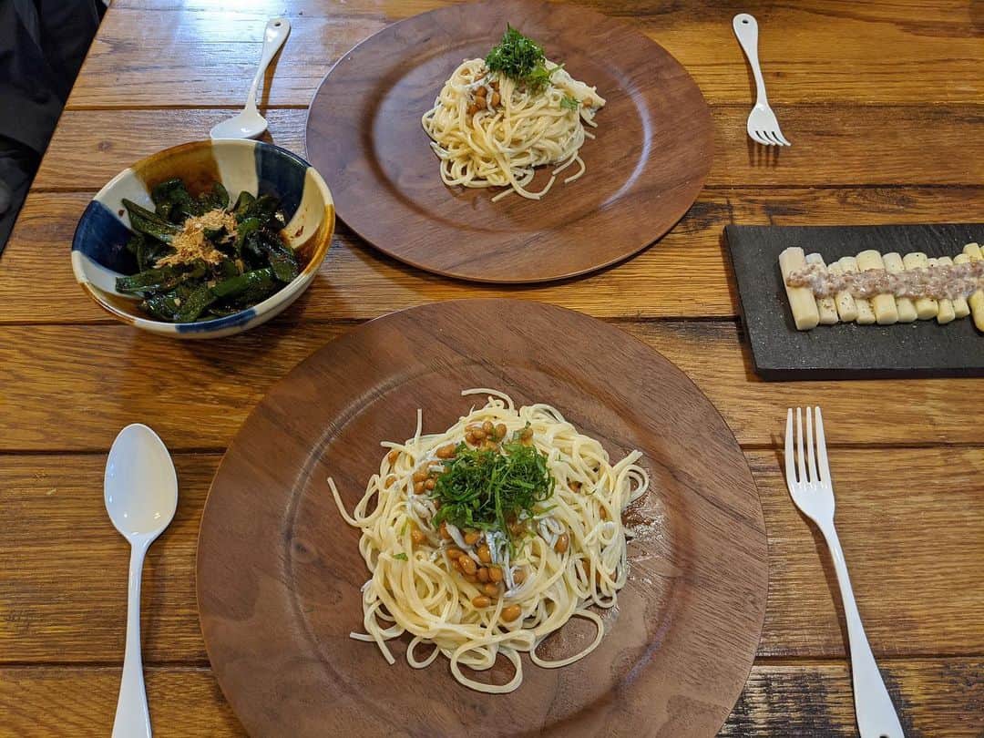 藤田敦子のインスタグラム：「ㅤㅤㅤ 【#blendakitchen 】 Yesterday's dinner. ㅤㅤㅤ 昨日はやる気が出なすぎて、簡単に済ませました😅 納豆も使ってしまったが、 もう好きすぎてずっと我慢は難しめ🤣 ㅤㅤㅤ ✔︎納豆としらすのグルテンフリーパスタ ✔︎ピーマン焼き浸し(ハマってる) ✔︎アスパラのマスタードシードソースがけ」