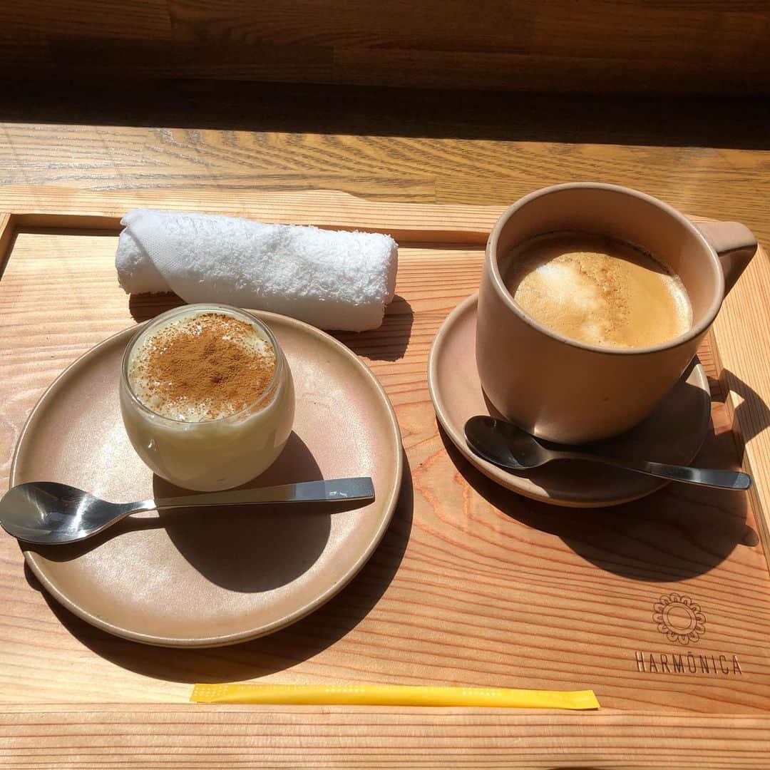 シモネのインスタグラム：「#阿佐ヶ谷 で　#ブラジルスイーツ の　#arrozdoce と#カプチーノ #HARMÔNICA のスイーツは美味しいし、お店の雰囲気も大好きなんだな〜#bgm が#djvan って言う贅沢時間♬」