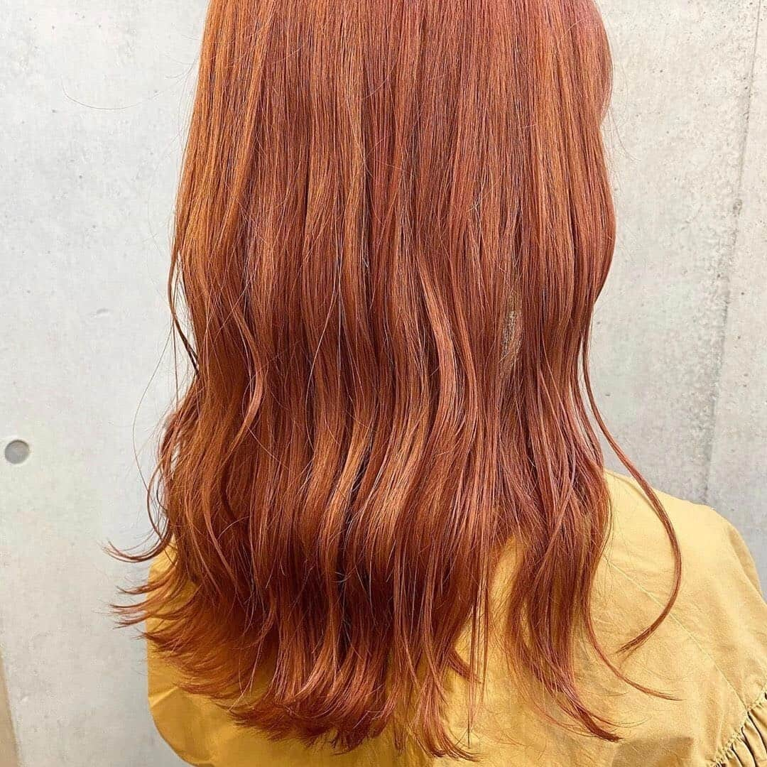 MERYさんのインスタグラム写真 - (MERYInstagram)「. イメチェンしたくなる春は、ヘアカラーをオレンジブラウンに染めてみて。暖色系カラーは明るい印象や親しみやすい印象があるのでこの時季におすすめです。メイクにもオレンジやイエローを使うともっと可愛くなりそう♡ . MERYでは他にも「かわいい」に近づくさまざまな情報を発信しています。 @mery.beauty コスメ・美容に特化した情報をお届け♡ @mery_spot 話題のカフェやお出かけスポットをご紹介！ こちらもぜひチェックしてみてください！ .  photo by @42_shizuka . #MERY #regram #instahair #hair #hairstyle #hairarrange #haircolor #머리스타그램 #머리 #염색 #헤어컬러 #ヘアカラー #初カラー #オレンジカラー #オレンジベージュ #オレンジブラウン #暖色カラー #暖色系カラー #ブラウンカラー #ツヤカラー #透明感カラー #ハイトーン #ウォーム系カラー #春カラー #新学期準備 #お洒落 #お洒落さんと繋がりたい #MERY女子 #メリー」3月21日 12時05分 - mery.jp