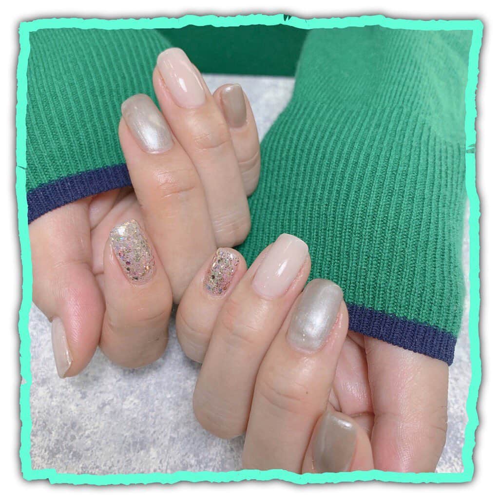 倉本康子さんのインスタグラム写真 - (倉本康子Instagram)「🌟 new nail 好きなグレイッシュな色味で。 ポイントでラメ。 自然光の下だとピンク.ゴールド.グリーンにも見えるホログラム。 また爪に優しい丁寧なケアの @megumotoi で 素敵に仕上げていただきました♡ #otonanail #厳選されたケアアイテムも優秀 #newnail」3月21日 12時13分 - yasuko_kuramoto_yakko