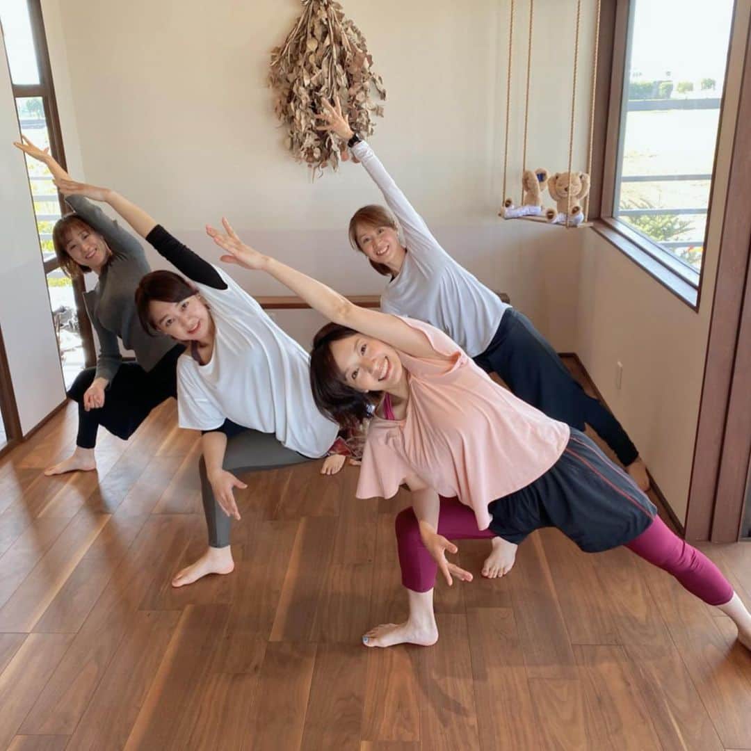 のインスタグラム：「KAB くまパワプラス📺熊本市東区にある温活ヨガスタジオ"FUREA"から中継でした🧘🏻‍♀️ お出かけを控えていて運動不足の為にお家でできるヨガストレッチを紹介しました^_^♫ 心も身体もリフレッシュフレッシュフレーーッシュ！！！✊🏻✨ by 聖子ちゃん 現在休業されていますが、スタジオは4月から再開です！^_^ 江津湖が目の前にあって開放的でとっても癒されるスタジオでした♫タグ付けしておきますね✊🏻✨ #温活ヨガスタジオfurea  #温活ヨガ #ヨガ #yoga #熊本 #熊本市 #ストレッチ #癒し #リフレッシュ #くまパワプラス #中継」