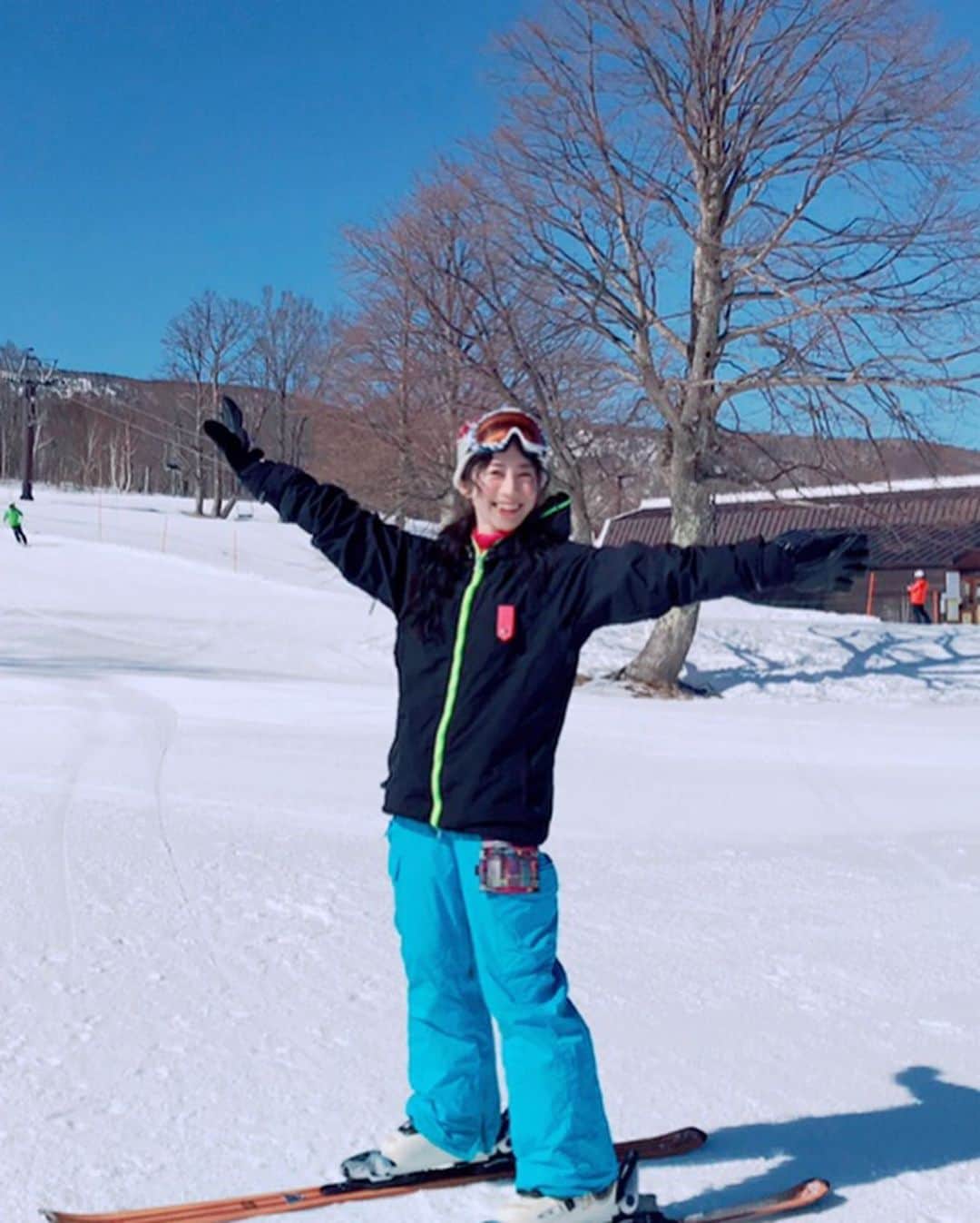 名越涼子さんのインスタグラム写真 - (名越涼子Instagram)「先月の続・奥志賀高原女旅。  雪質最高。 GWまで春スキーが楽しめる奥志賀高原スキー場。 なんとここ、駅前留学ならぬ《スキー場留学》が楽しめるのだ。  通常の杉山スキースクールと 英語でスキーレッスンが受けられるShigaInternational Ski School。  どちらか好きな方が選べて 私のような超絶級の初心者にも手とり足とり教えてくれる優しい先生たちがそろっている。  インストラクターは毎年、 世界各国から集まってくるというのだから 色んな異文化交流もできちゃう一石二鳥感、最高🙏✨ 人生初のスキーを教えてくれたのは オーストラリア出身のサイモン。  本当は「きゃっ♡」とか「わっ♡」のような 少女漫画のタルタルソースワールドを妄想してたのだけど  実際はすべてのおたけびに濁点がつく有り様。（とほほ...） そんな私に最後の最後まで 笑顔で教えてくれたサイモン。  おかげさまで終盤は プチマトリックスが出来るまでになりました。  ゲレンデで恋ができるまでの道のりは、 まだまだ先が長い。  一一一一一一一一一一一一一一一一  #奥志賀高原#奥志賀高原スキー場 #スキー#スキー場#ski#skiing #春スキー#snow #okushiga#okushigakogen #⛷#スキー女子#ゲレンデマジック #インストラクター#イケメン #イケメンインストラクター #オーストラリア#🇦🇺#Australia #スキー教室#スキー初心者 #nagano#長野 #スキー旅行#スキーデビュー #スキーウェア #女子旅#女旅#trip #奥志賀高原ホテル」3月21日 12時08分 - nagoshi_ryo