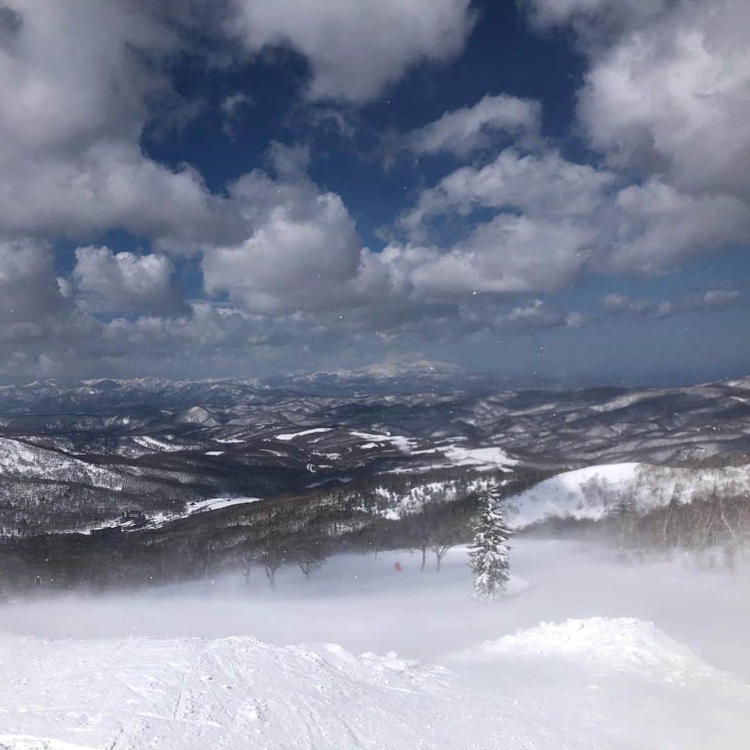 宇佐美進典さんのインスタグラム写真 - (宇佐美進典Instagram)「昨日は吹雪いてたけど今日は良い天気。でも頂上は風が強く吹いてる。」3月21日 12時22分 - usapon