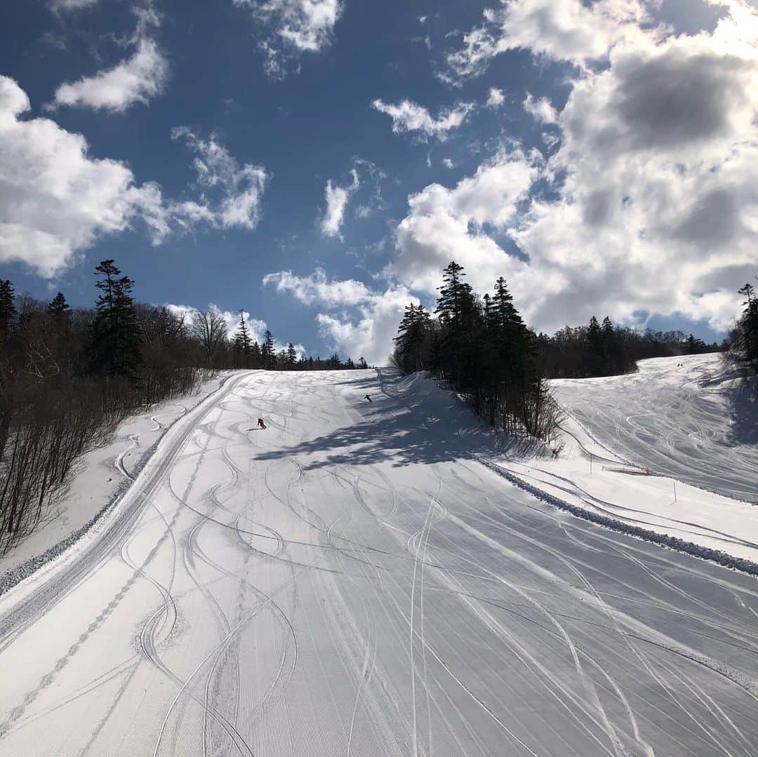 宇佐美進典のインスタグラム：「昨日は吹雪いてたけど今日は良い天気。でも頂上は風が強く吹いてる。」