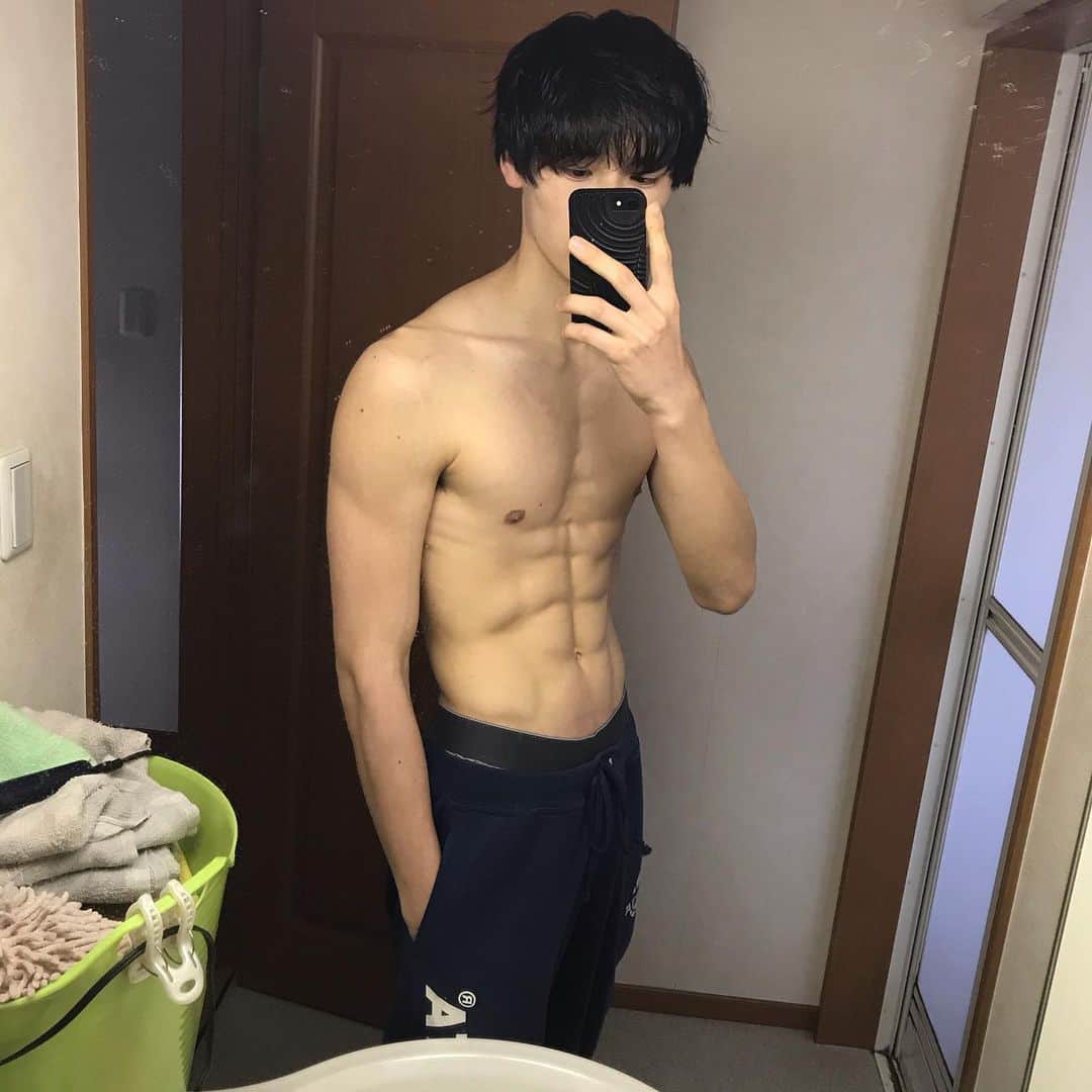 青木悠さんのインスタグラム写真 - (青木悠Instagram)「減量今日で一旦終了しました。  左側の写真より右側は-11kgなのでサイズかなり小さめになりました。ほんとうに今回は食べなすぎて胃液を感じるほど追い込みましたが、みなさん絶対に真似しないでください。期間的には2回に分けたので合わせても合計1ヶ月くらいの期間です。  本当は来週までやる予定でしたがさすがに体調悪すぎて仕事に影響出そうなのでやめました🤮  落としきれなかったの悔しすぎるので、また体が落ち着いてきたらラストの追い込みで夏までに絞り切ります💪🏻🔥 写真2枚目セブンのちぎりパンみたいでしょ？？」3月21日 12時15分 - yu_aoki1997