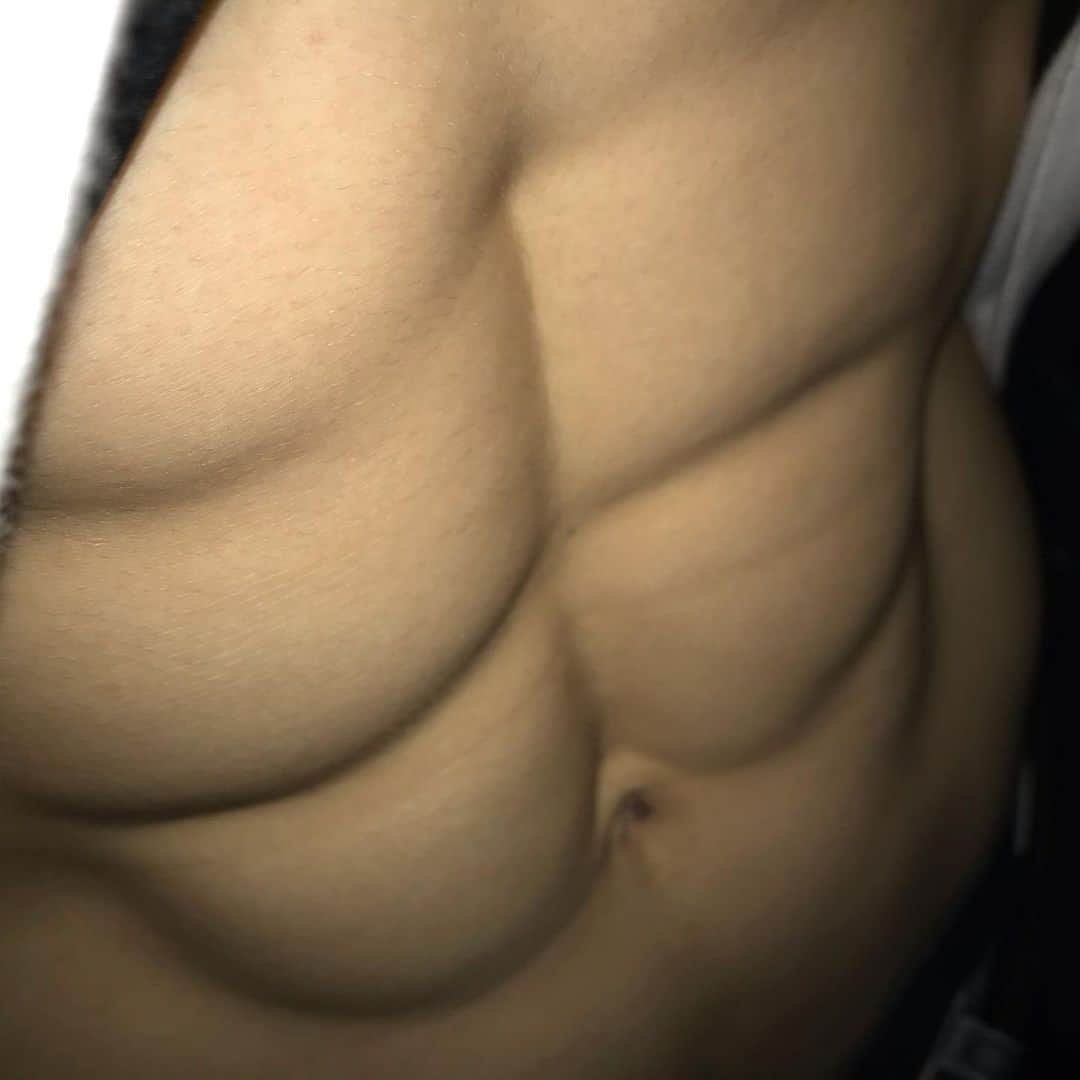 青木悠さんのインスタグラム写真 - (青木悠Instagram)「減量今日で一旦終了しました。  左側の写真より右側は-11kgなのでサイズかなり小さめになりました。ほんとうに今回は食べなすぎて胃液を感じるほど追い込みましたが、みなさん絶対に真似しないでください。期間的には2回に分けたので合わせても合計1ヶ月くらいの期間です。  本当は来週までやる予定でしたがさすがに体調悪すぎて仕事に影響出そうなのでやめました🤮  落としきれなかったの悔しすぎるので、また体が落ち着いてきたらラストの追い込みで夏までに絞り切ります💪🏻🔥 写真2枚目セブンのちぎりパンみたいでしょ？？」3月21日 12時15分 - yu_aoki1997