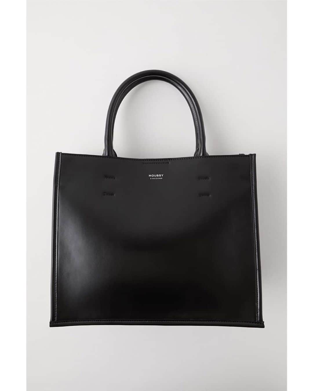 マウジーさんのインスタグラム写真 - (マウジーInstagram)「Add to collection. ・PIPING BOX TOTE BAG(010DST51-1660) ミニマムなbox型のトートbagはシンプルでありながら ショルダーバッグとハンドバッグと2wayで使用でき、 A4サイズも収納できる大容量と間仕切りのポーチも付いた優秀bag。 全国のMOUSSY店舗・SHEL'TTER WEB STOREにて発売中。 #MOUSSY」3月21日 12時16分 - moussyofficial