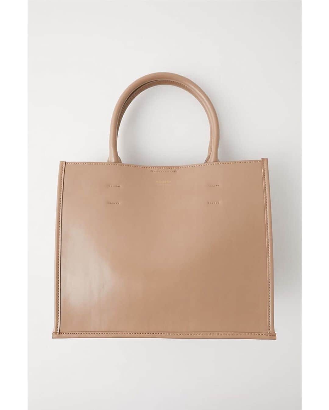 マウジーさんのインスタグラム写真 - (マウジーInstagram)「Add to collection. ・PIPING BOX TOTE BAG(010DST51-1660) ミニマムなbox型のトートbagはシンプルでありながら ショルダーバッグとハンドバッグと2wayで使用でき、 A4サイズも収納できる大容量と間仕切りのポーチも付いた優秀bag。 全国のMOUSSY店舗・SHEL'TTER WEB STOREにて発売中。 #MOUSSY」3月21日 12時16分 - moussyofficial