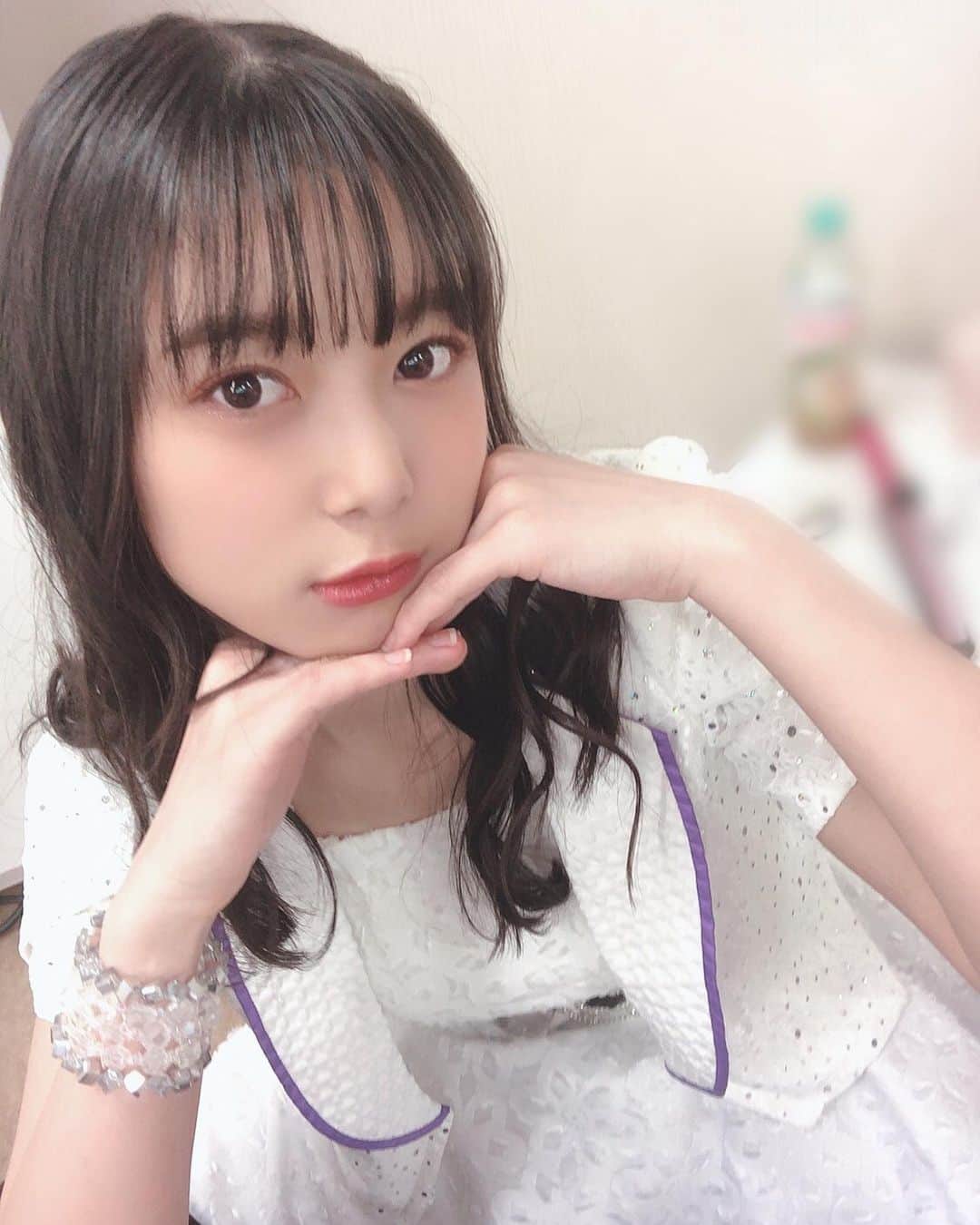 のインスタグラム：「🍞あやぱんです🍞  ここで久しぶりの！  #あやカメラ  れいちゃんがアーモンドチョコを口に入れているところを無理やり写真撮りました。  ひなフェスあと2日続くのでぜひみてね！！！ #こぶしファクトリー #井上玲音 #広瀬彩海 #ひなフェス」