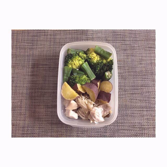 みのり(26)＠東京 ダイエットのインスタグラム：「お昼ごはん . 胸肉 さつまいも🍠 ブロッコリー オクラ 舞茸えのき . . なんの工夫もない。(笑) . . 記録♡ . ◉ライザップ公認の紹介アンバサダーです。 〜紹介特典で、お安く入会できます〜 . ▶︎全国どの店舗でもOK ▷２週間のトライアルコースもあります(^_^)/ ▶︎カウンセリング予約前にご連絡ください . ◎入会やカウンセリングをお考えの方、 ご質問なども、DM✉️ください。 . ★トレーニング見学もできます★ . 📺RIZAP TVCM出演 🏅RIZAP BMG ファイナリスト2017.2018 . #rizap #ライザップ . #ダイエット #diet #ダイエット日記 #レコーディングダイエット #instadiet #ダイエット仲間募集 #ダイエッター #公開ダイエット  #昼ごはん #昼御飯 #lunch #昼ご飯 #昼食  #おうちごはん #糖質制限 #healthyfood #healthylifestyle  #fitmeal #고구마 #oneplate #cleanmeals #lowglycemic」
