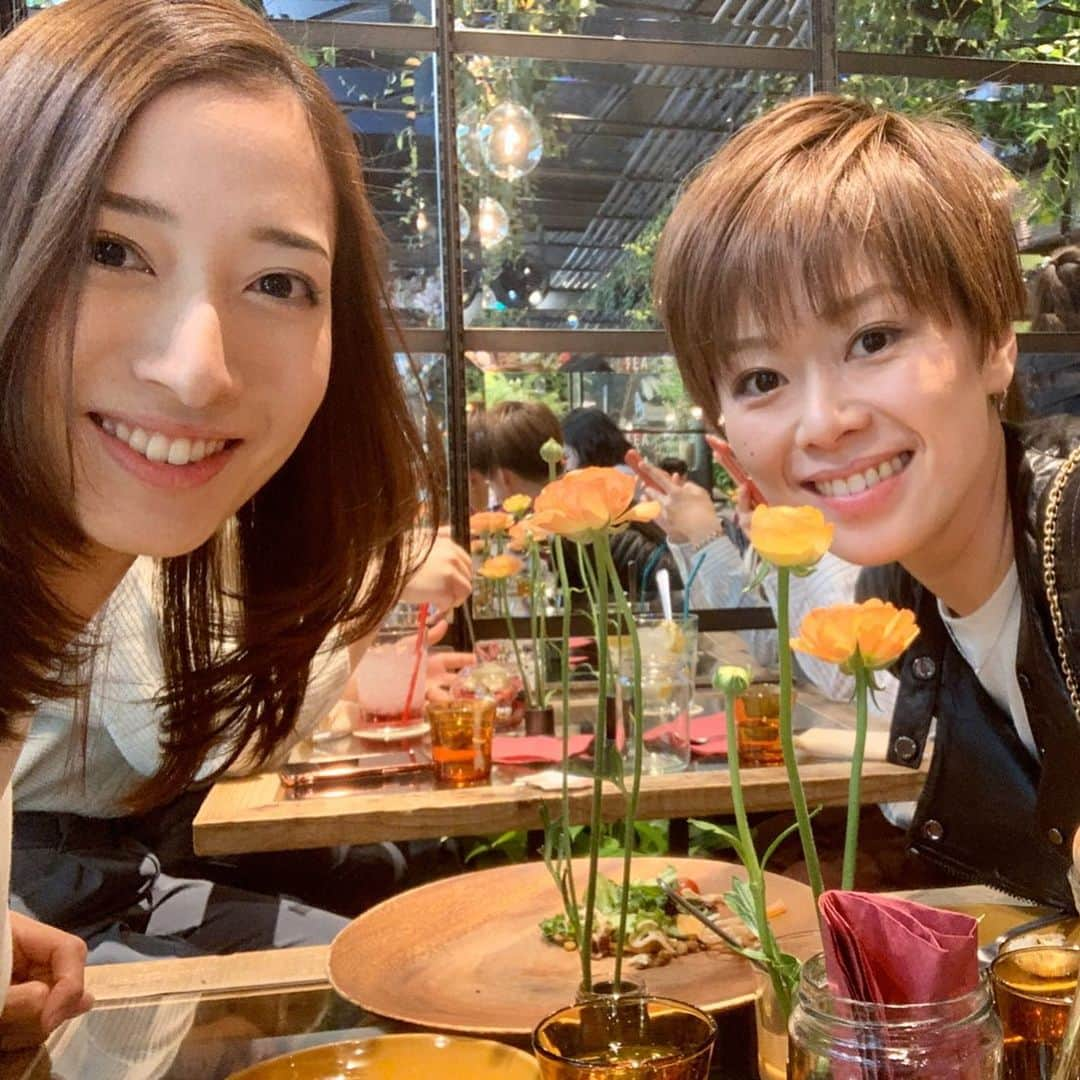 伶美うららさんのインスタグラム写真 - (伶美うららInstagram)「ゆいちーと会いました♪ 退団してまだ一ヶ月と少し経った退団ホヤホヤです🥰 . お花に囲まれたカフェで、テーブルのお花も可愛くて癒されながら、話が尽きず、とっても楽しい時間でした💕 . ゆいちーと話すと気づけば関西弁でずっとトークしてます☺️ . 気温が上がりとても過ごしやすい日でした♡ . お花はラナンキュラスです💐 . #実羚淳  #退団おめでとう 💕」3月21日 12時19分 - urara_reimi