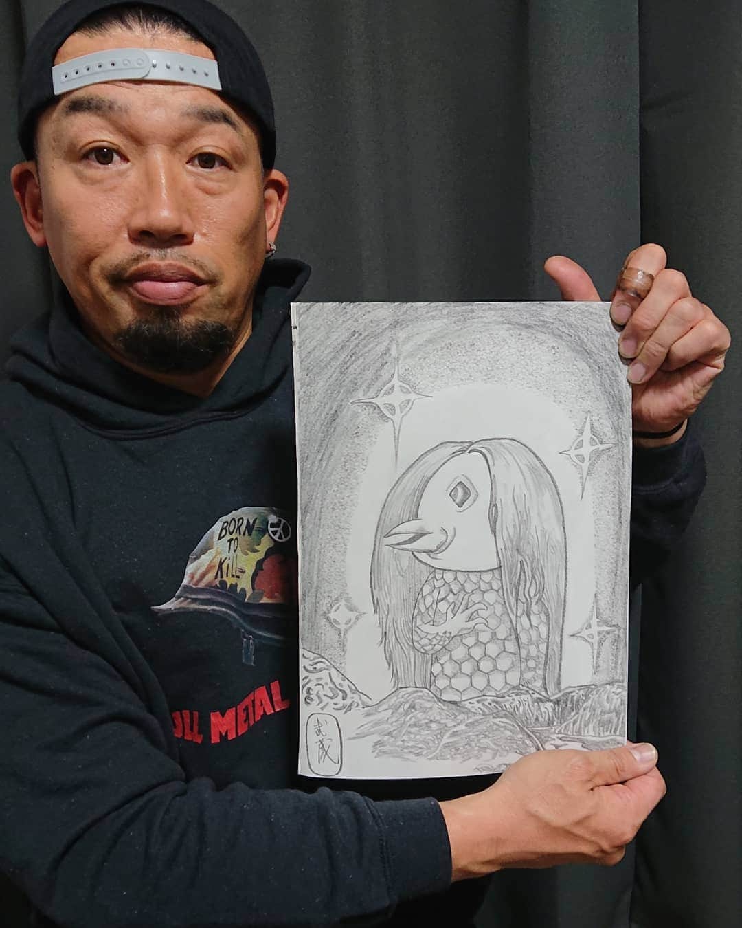 のインスタグラム：「熊本の妖怪「あまびえ」  江戸時代、熊本の海に現れ『疫病が流行ったら私の写し絵を早々に人々に見せよ』と言って海中に姿を消した妖怪、というより神に近い…というあまびえ様。  俺の大好きな母方の故郷熊本の妖怪で、大好きな水木しげる先生が描かれたあまびえ様をどうしても描きたくなって模写しました。  あまびえ様のパワーでコロナを吹っ飛ばしてもらいたいです。  武蔵  #武蔵 #アマビエ #水木しげる #熊本  #アマビエチャレンジ」