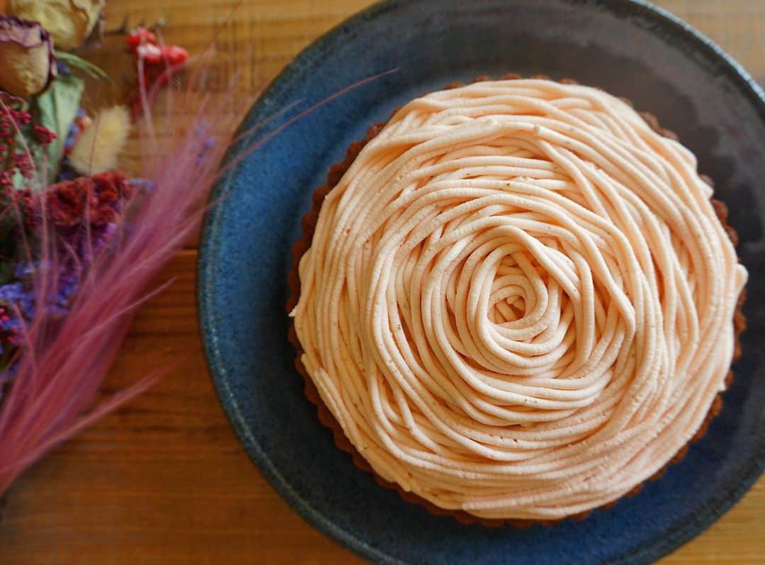 CHIKAのインスタグラム：「*. 今年も作りました♡ 桜のモンブランタルト🌸 うっかりしてて桜の塩漬け買い忘れたけど、まぁいいかーと強行突破👹❣️ あとはこれを食べきるという重大ミッションに挑まなくては😤💘 *. *. *. #タルト#桜のモンブランタルト#🌸#tart#お菓子作り#cake#小澤基晴#frankieflower」