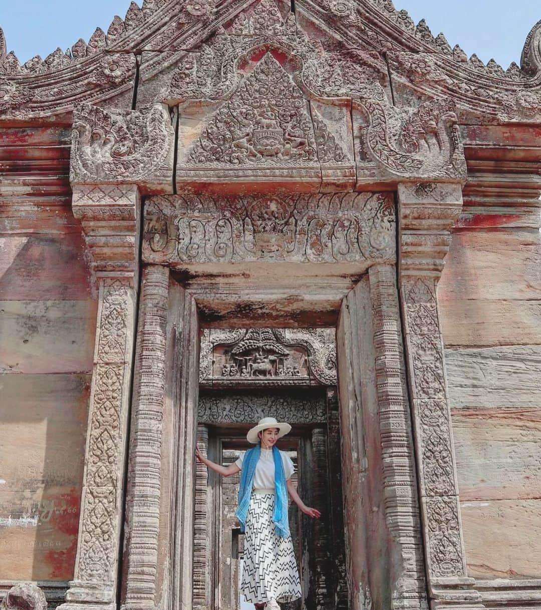 大桃美代子さんのインスタグラム写真 - (大桃美代子Instagram)「I went to Preah Vihear temple in Cambodia🇬🇧、 、  我去了柬埔寨的柏威夏神庙🇨🇳、 、  캄보디아 프레아 비헤 아르 사원에 갔다🇰🇷 、  プレアヴィヒア寺院。🇯🇵 、  天空の城ラピュタのモデルともいわれている場所です。  山頂にあり、行くのはジープに乗り換え、  山道を走り、寺院へ。  人間の凄さを感じられる場所です。  #カンボジア##FAMTrip #Cambodia #KingdomofWonderFeeltheWarmth#プレヴィビア遺跡 #プレヴィビア寺院#世界遺産#カンボジア観光#カンボジア旅行#シェムリアップ#アンコールワット#カンボジア好きと繋がりたい #アジア好きな人と繋がりたい#一歩先を歩く」3月21日 12時37分 - miyoko_omomo