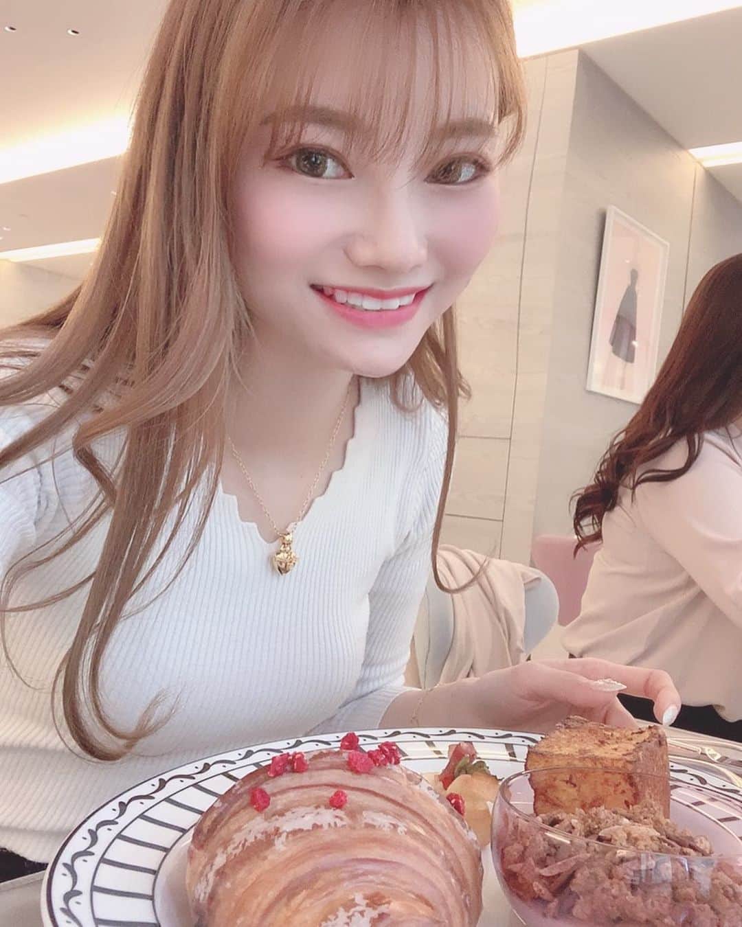 金子実加のインスタグラム：「Diorカフェ☕️🍰 . . . . . . . . . . #dior #diorcafe #dior銀座　#銀座　#銀座カフェ　#女子」
