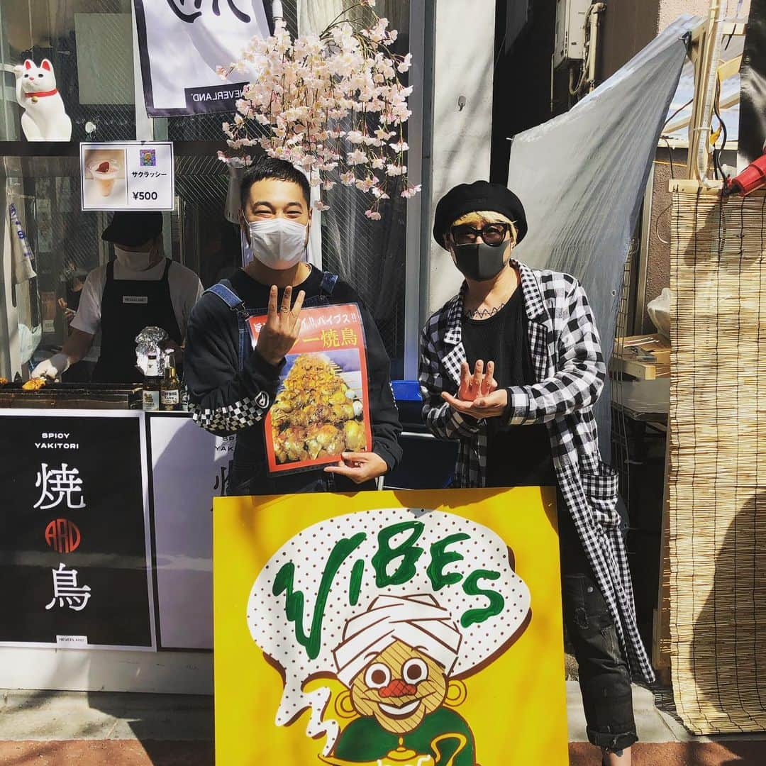 橋本塁さんのインスタグラム写真 - (橋本塁Instagram)「湘南乃風のDJでもあるBK君のお店「VIBES CURRY」が目黒川沿いにありまして、花見がてら🌸「カレー焼き鳥」なるめちゃくちゃ美味しい焼き鳥を出店してたので食べに行きました♪BK君も大阪風呂師匠「桶美師匠」一門で、終始温冷浴風呂の話で盛り上がり！ めちゃくちゃ美味しいので目黒川花見の時は是非！ #サウシュー　#湘南乃風　#bksound  #vibescurry #curry #焼き鳥」3月21日 12時52分 - ruihashimoto