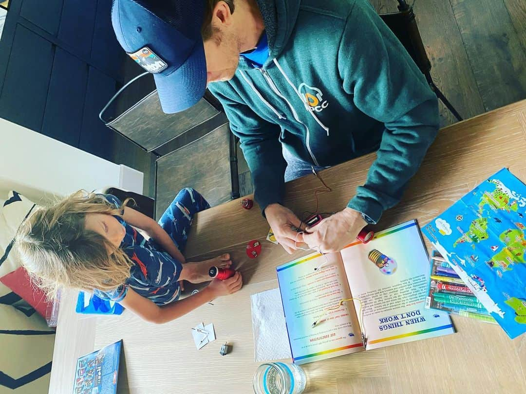 ダニエラ・ルーアさんのインスタグラム写真 - (ダニエラ・ルーアInstagram)「A science and building day! Learning about circuits and electricity with daddy and building planes with the family... Lowe’s (no, I’m not sponsored) sells these cool wood building sets and the kids love them! Its was a goooood day 🤓 . Dia de ciencia e construção! Hoje aprendemos sobre circuitos e electricidade com o papá e depois construímos aviões em família... foi um dia booooooom 🤓 . #quarantine #kids #family #learning #science #building #time #dad #mom #together #home #fun #love #makethebestofit #reset」3月21日 12時55分 - danielaruah