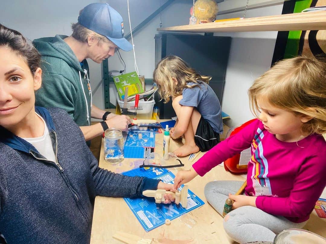 のインスタグラム：「A science and building day! Learning about circuits and electricity with daddy and building planes with the family... Lowe’s (no, I’m not sponsored) sells these cool wood building sets and the kids love them! Its was a goooood day 🤓 . Dia de ciencia e construção! Hoje aprendemos sobre circuitos e electricidade com o papá e depois construímos aviões em família... foi um dia booooooom 🤓 . #quarantine #kids #family #learning #science #building #time #dad #mom #together #home #fun #love #makethebestofit #reset」
