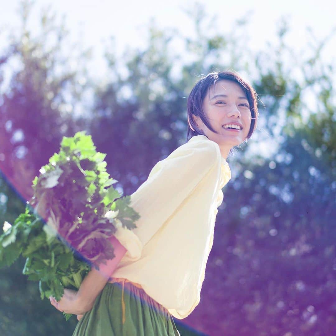 kaicoのインスタグラム：「光の輪  ねえ わたしに光が降りそそいでるよ  って 冗談まじりで言ってみたら  そうだね  って同意されたもんだから  びっくりして でも嬉しくて ついニヤけてしまったのは 隠しきれなかったね  #セロリ #セロリー #celery #セロリとわたし #〇〇とわたし  #me #vegitable #delistagram #delistagrammer #food  #art #野菜 #旬  #ときめき #sparkjoy #DIY #photooftheday #自然光 #photoshooting #husbandphotographer  #嫁グラフィー #嫁グラフィーの嫁 #甲斐麻美」