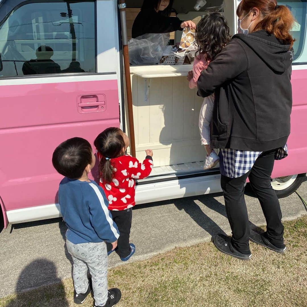 水元秀二郎さんのインスタグラム写真 - (水元秀二郎Instagram)「本日は保育園へボランティア ドーナツ🍩を配りにハンバーガー号出動‼️車ごと園児たちの玩具になる。園児が御礼に花をくれた（笑）子供達の笑顔は本当に素晴らしい。 #水元秀二郎#保育園#ドーナツ#ボランティア#おやつ#ハンバーガー号#出動#くもりなきまなこ#笑顔#最高」3月17日 17時15分 - gangsta.hidejiro