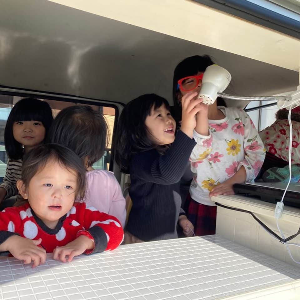 水元秀二郎さんのインスタグラム写真 - (水元秀二郎Instagram)「本日は保育園へボランティア ドーナツ🍩を配りにハンバーガー号出動‼️車ごと園児たちの玩具になる。園児が御礼に花をくれた（笑）子供達の笑顔は本当に素晴らしい。 #水元秀二郎#保育園#ドーナツ#ボランティア#おやつ#ハンバーガー号#出動#くもりなきまなこ#笑顔#最高」3月17日 17時15分 - gangsta.hidejiro