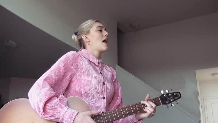 パイパー・アメリカ・スミスのインスタグラム：「I uploaded the first video on my YouTube channel. Not sure where all this is going but at least I think I’m funny.」