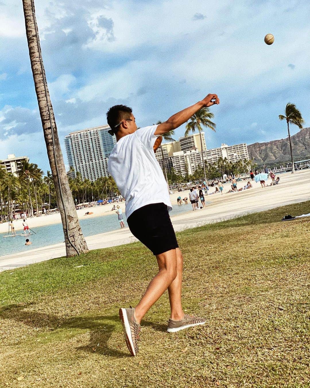 Yuma Yamashitaさんのインスタグラム写真 - (Yuma YamashitaInstagram)「🌈﻿ ﻿ ﻿ ハワイでもキャッチボール🤣﻿ いつでもできるように﻿毎日 琉斗が皆のグローブとボールを持ち歩いてくれて﻿ やっとキャッチボールしてる人たちがいるのを発見👀﻿ ﻿ #野球大好き一家」3月17日 15時47分 - yuma_andagi