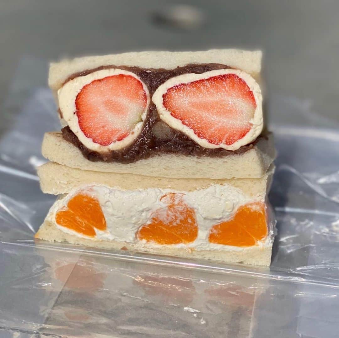 RETRIP<リトリップ>グルメのインスタグラム：「【RETRIP×東京】 こちらは東京・代官山にある「Fruits BOX（フルーツボックス）」です。こちらは、苺餡クリームチーズサンド🍓と温州みかんサンド🍊です。旬のフルーツを使用したフルーツサンドが人気のお店です。 . RETRIPでは「おでかけ」に関する様々な情報を発信しています。ぜひ他のアカウントもチェックしてください！ @retrip_nagoya_ 名古屋の話題のカフェを紹介 @retrip_osaka_ 大阪のおでかけグルメスポットを紹介 @retrip_kyoto_ 京都のおでかけスポットを紹介 @retrip_fukuoka_ 福岡のおでかけグルメスポットを紹介 @retrip_hokkaido_ 北海道のおでかけスポットを紹介 @retrip_korea_ 韓国の話題のカフェを紹介 @retrip_news 最新のおでかけ情報を紹介 @retrip_nippon 日本の絶景を紹介 @retrip_global 海外の絶景を紹介 @retrip_gourmet 全国の話題のスイーツを紹介 @retrip_dinner 全国の話題のごはんを紹介 @retrip_cafe 全国のおしゃれなカフェを紹介 . ▼RETRIP[リトリップ]のアプリは AppStore、GooglePlay「リトリップ」で検索！ プロフィールのURLからもダウンロードできます。 . photo by  @toshinpo_cafe .  #retrip #retrip_rh #retrip_gourmet #retrip_sweets #RETRIP #FruitsBOX #フルーツボックス #フルーツサンド #サンドイッチ #萌え断 #代官山 #代官山カフェ #東京 #東京カフェ #東京カフェ巡り #カフェ好きな人と繋がりたい #スイーツ好き #スイーツ好きな人と繋がりたい #スイーツ好きな人とつながりたい #グルメ好きな人と繋がりたい #グルメ好き #グルメ好きと繋がりたい #スイーツ部 #カフェ部」
