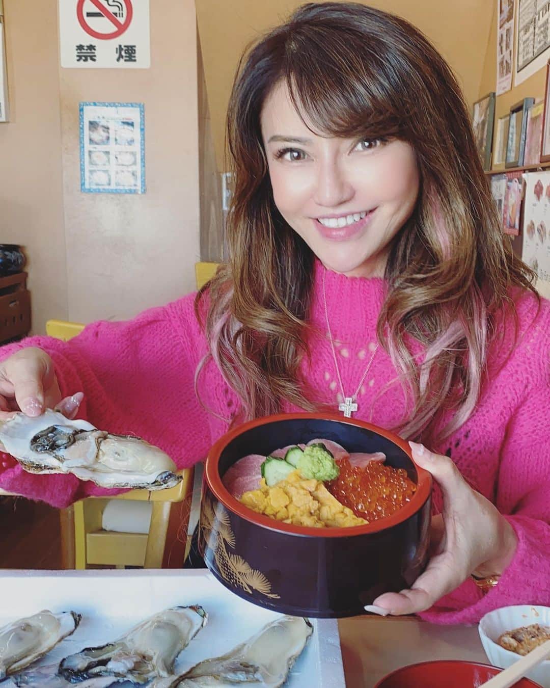 selfieneのインスタグラム：「#旅先で食べる感動ごはん ﻿ ﻿ 冷凍されてない#大トロ﻿ #地元のうに ﻿ そして大好きな#いくら ﻿ 最高の#三色丼 ﻿ ﻿ 取れたて#生牡蠣 も最高✨﻿ ﻿ これからますます濃厚な﻿ ミルキー感が出てくるそう(^^)﻿ ﻿ ﻿ #幸せなごはん ﻿ #塩釜市場 ﻿ #ごちそうさまでした ﻿ #旅はいい ❣️﻿ #投資女子 ﻿ #旅をしてても資産が増える﻿ #コロナに負けるな﻿ ﻿ ﻿ ✈️海外での資産構築方法を手に入れたい方は﻿ こちらからLINEに登録してね♩﻿ ↓↓↓﻿ @marigram_uu_」